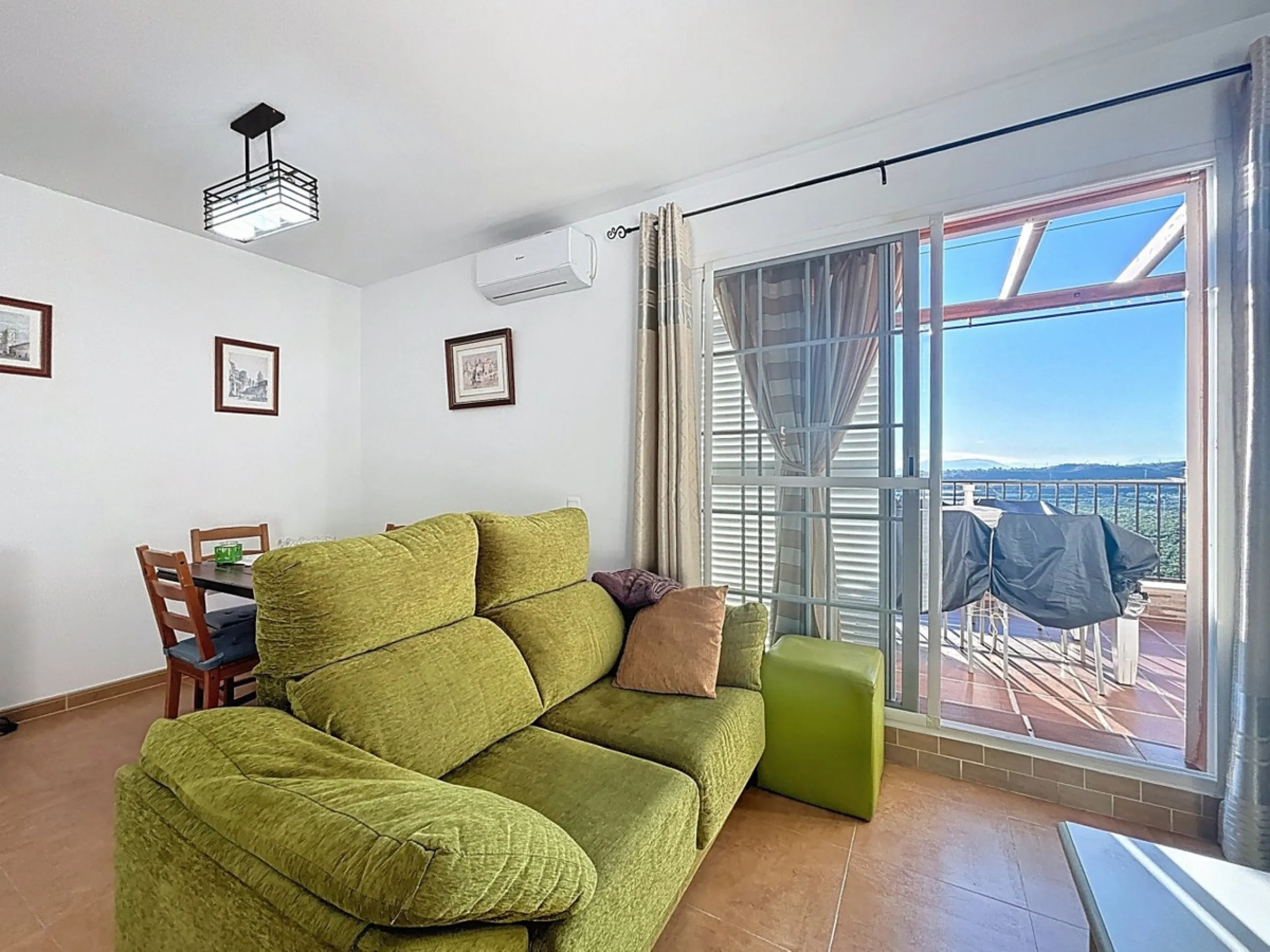 This cosy townhouse in Valleniza combines comfort, light and stunning panoramic views of the mountains and the sea. The house has 3 bedrooms and 2 full bathrooms, offering the perfect space for a family or for those looking for comfort and functionality. 