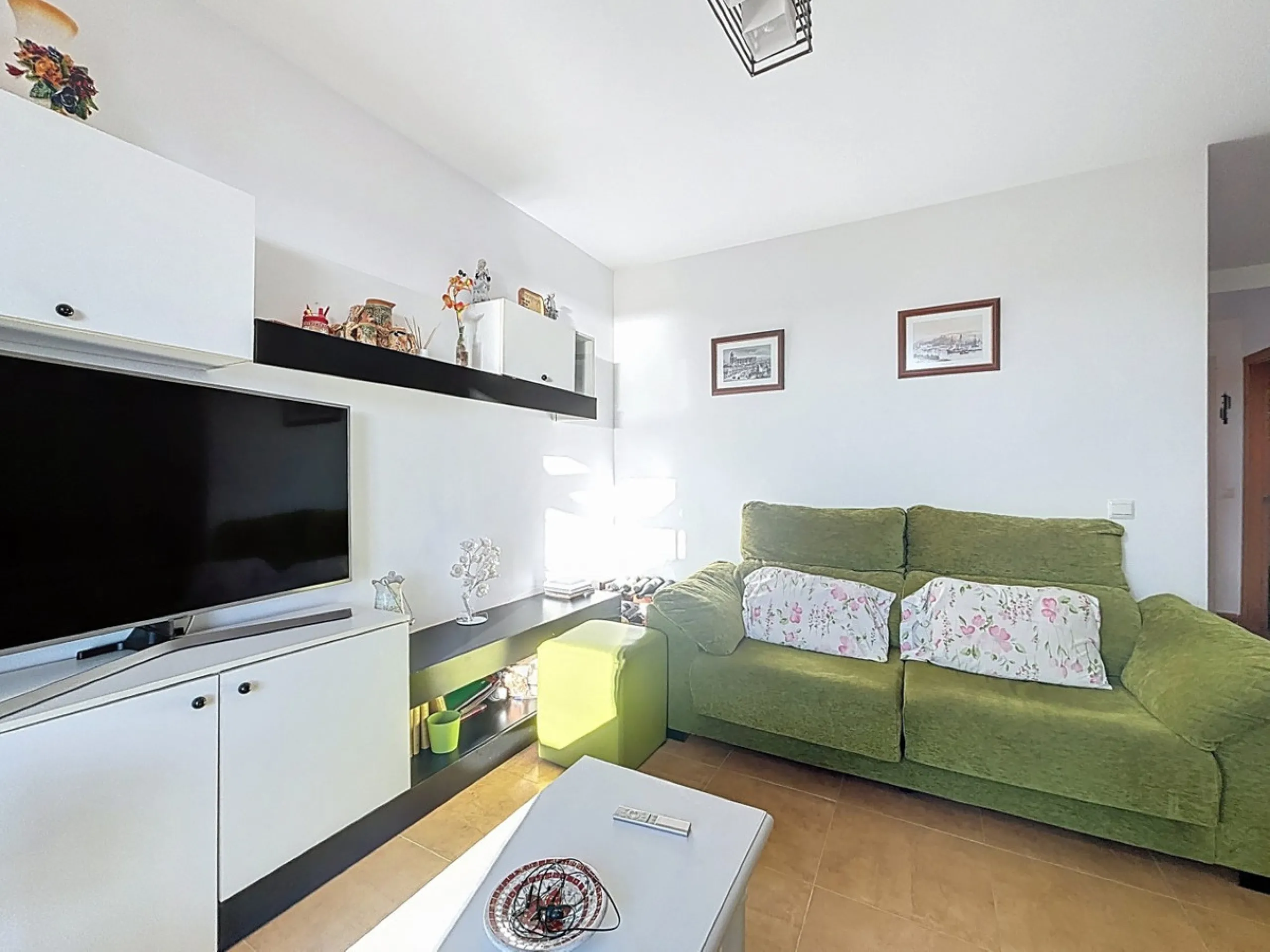 This cosy townhouse in Valleniza combines comfort, light and stunning panoramic views of the mountains and the sea. The house has 3 bedrooms and 2 full bathrooms, offering the perfect space for a family or for those looking for comfort and functionality. 