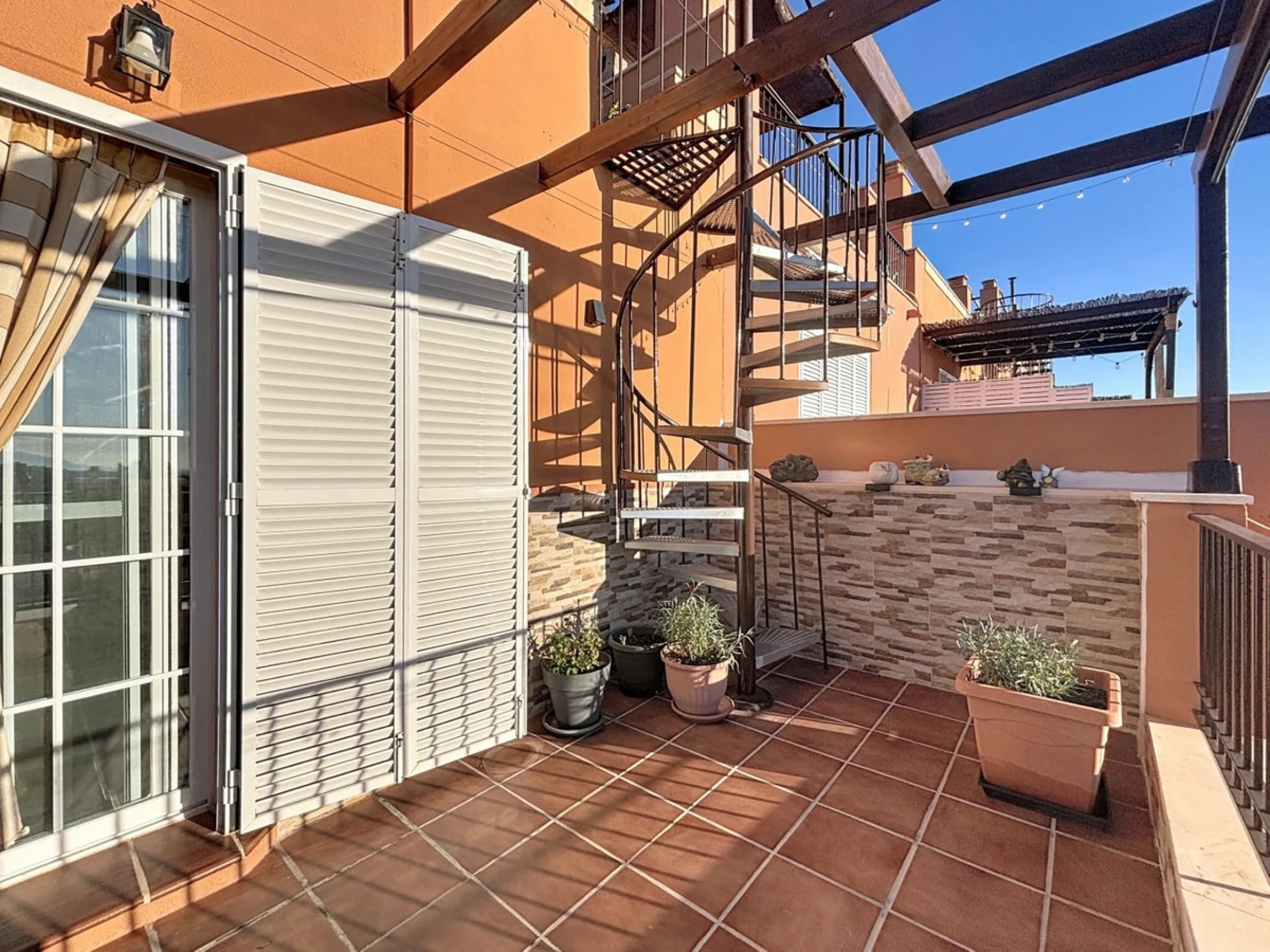 This cosy townhouse in Valleniza combines comfort, light and stunning panoramic views of the mountains and the sea. The house has 3 bedrooms and 2 full bathrooms, offering the perfect space for a family or for those looking for comfort and functionality. 