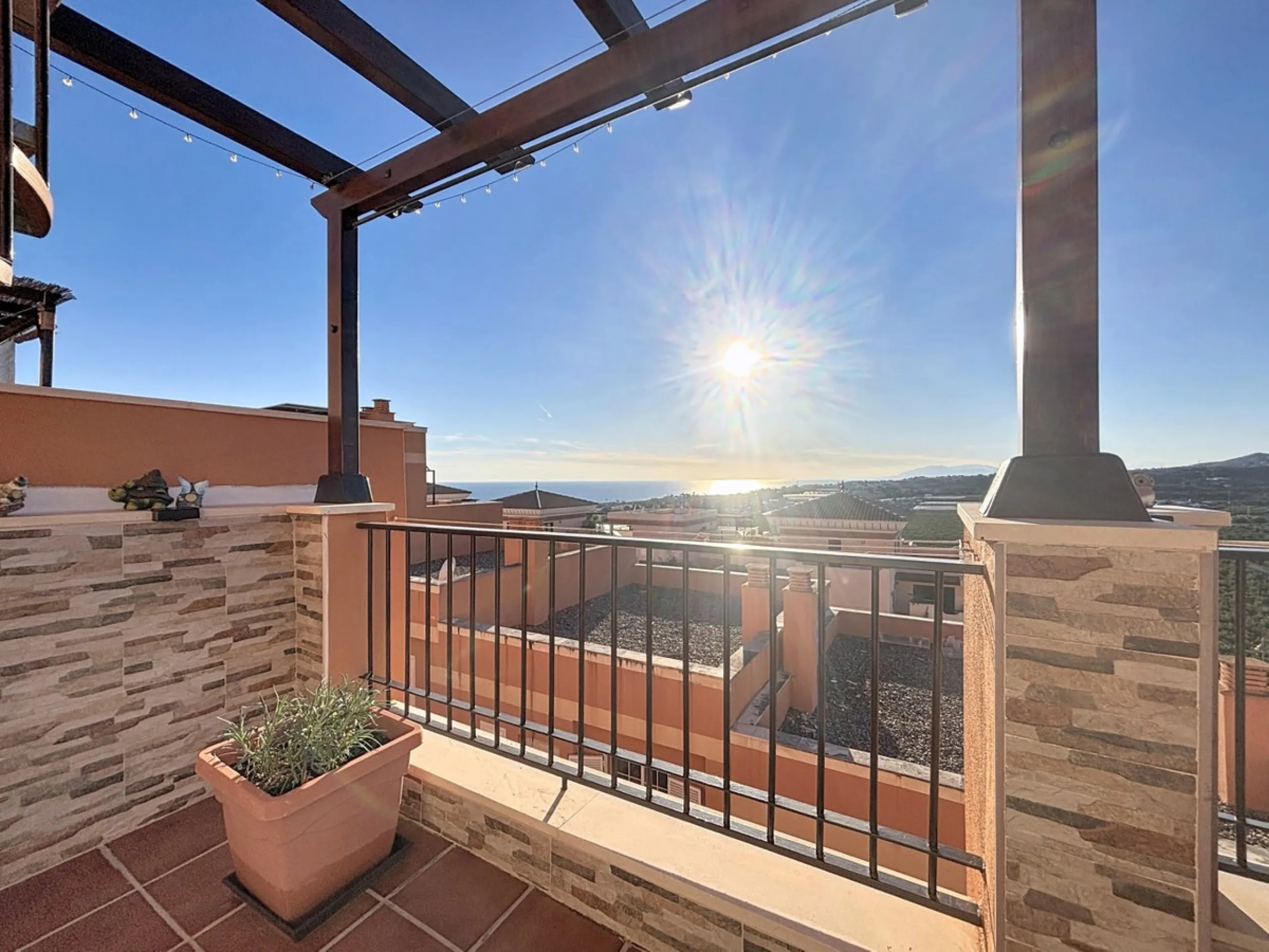 This cosy townhouse in Valleniza combines comfort, light and stunning panoramic views of the mountains and the sea. The house has 3 bedrooms and 2 full bathrooms, offering the perfect space for a family or for those looking for comfort and functionality. 