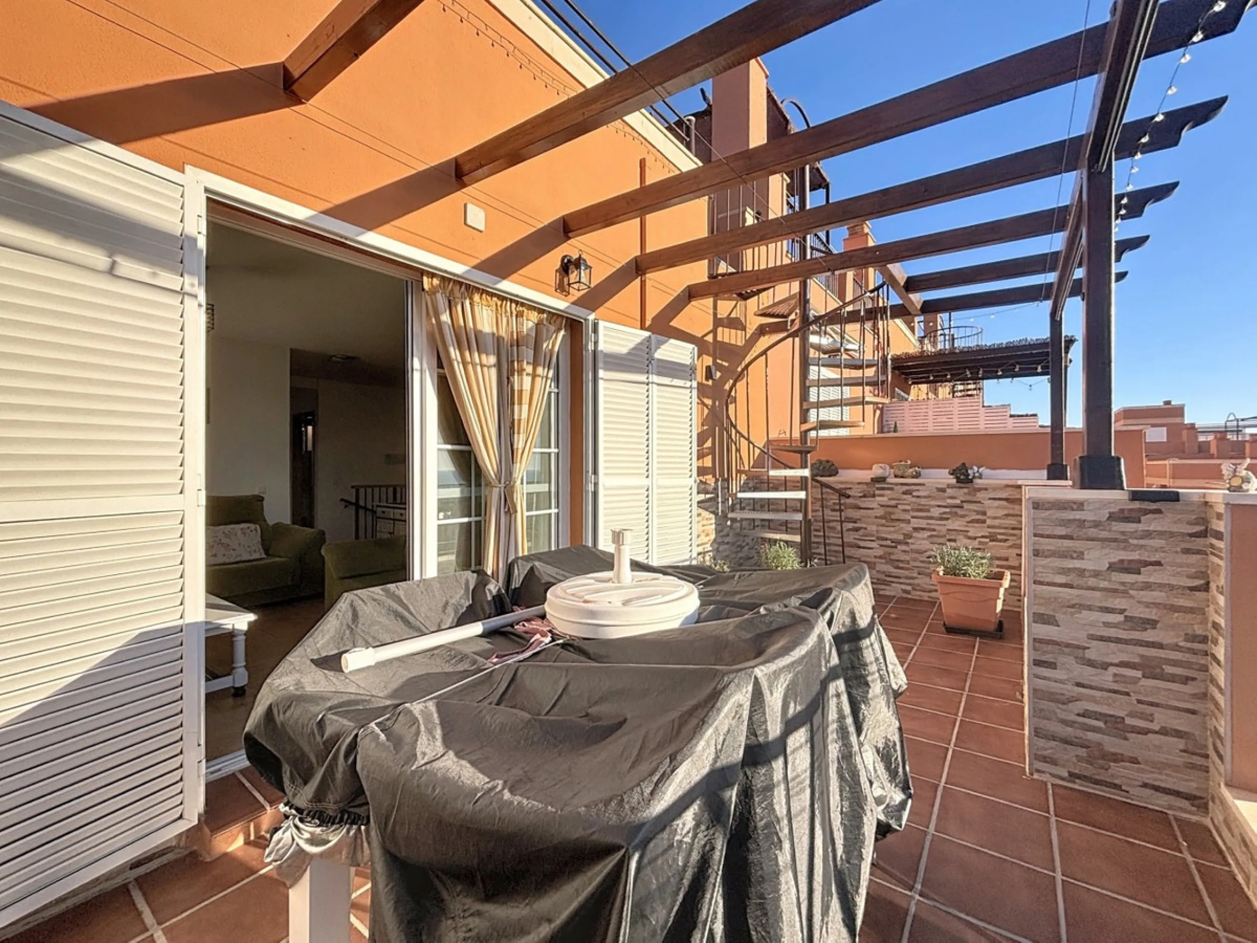 This cosy townhouse in Valleniza combines comfort, light and stunning panoramic views of the mountains and the sea. The house has 3 bedrooms and 2 full bathrooms, offering the perfect space for a family or for those looking for comfort and functionality. 
