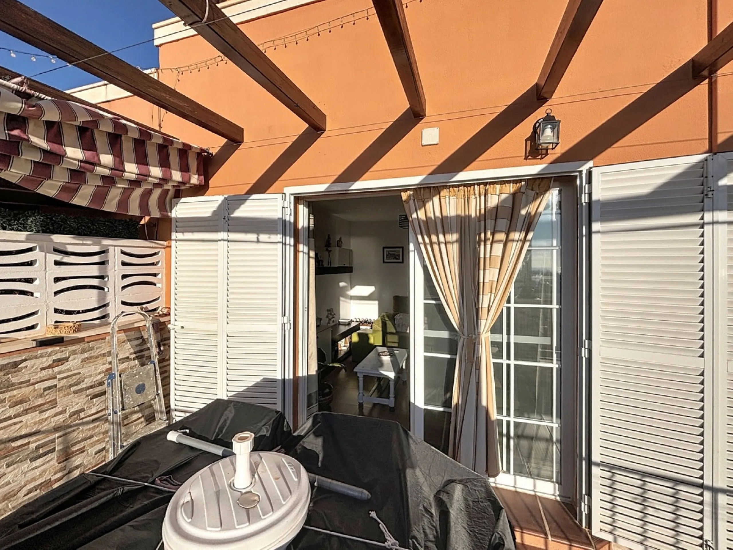 This cosy townhouse in Valleniza combines comfort, light and stunning panoramic views of the mountains and the sea. The house has 3 bedrooms and 2 full bathrooms, offering the perfect space for a family or for those looking for comfort and functionality. 