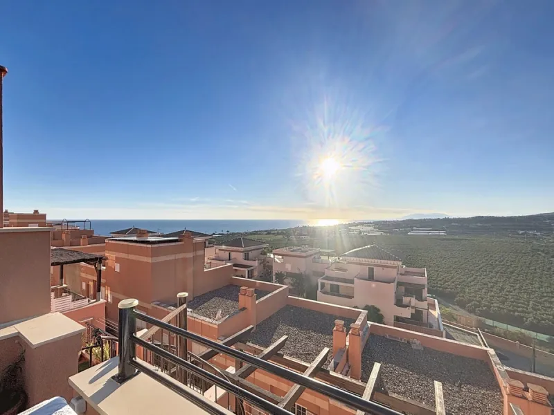 This cosy townhouse in Valleniza combines comfort, light and stunning panoramic views of the mountains and the sea. The house has 3 bedrooms and 2 full bathrooms, offering the perfect space for a family or for those looking for comfort and functionality. 