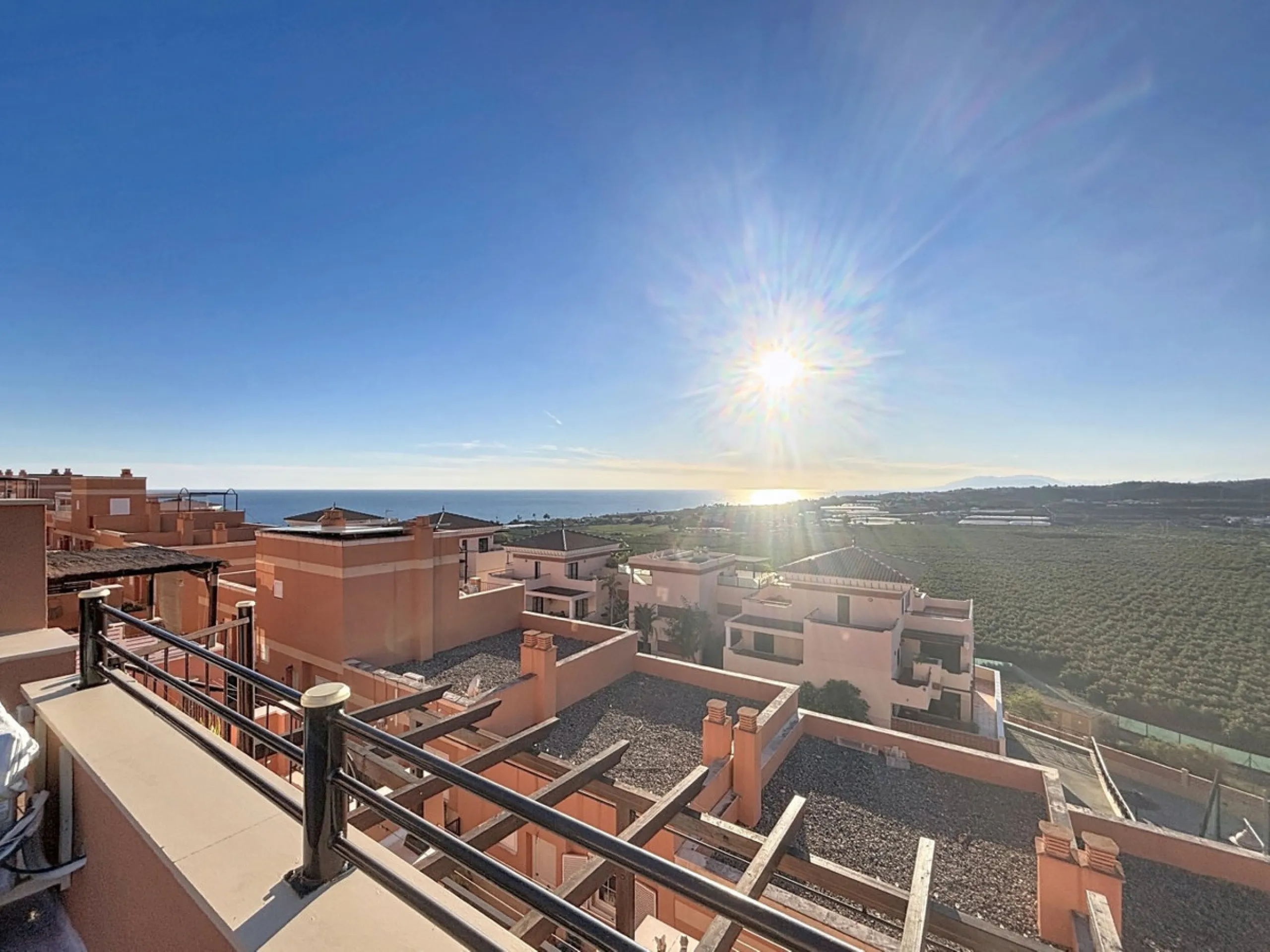 This cosy townhouse in Valleniza combines comfort, light and stunning panoramic views of the mountains and the sea. The house has 3 bedrooms and 2 full bathrooms, offering the perfect space for a family or for those looking for comfort and functionality. 