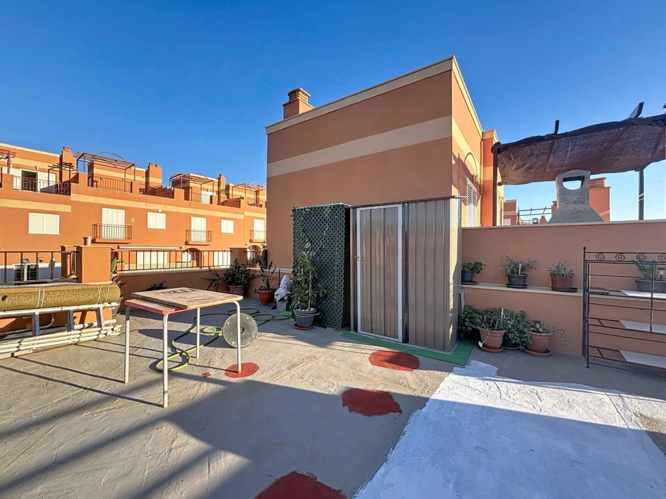 This cosy townhouse in Valleniza combines comfort, light and stunning panoramic views of the mountains and the sea. The house has 3 bedrooms and 2 full bathrooms, offering the perfect space for a family or for those looking for comfort and functionality. 