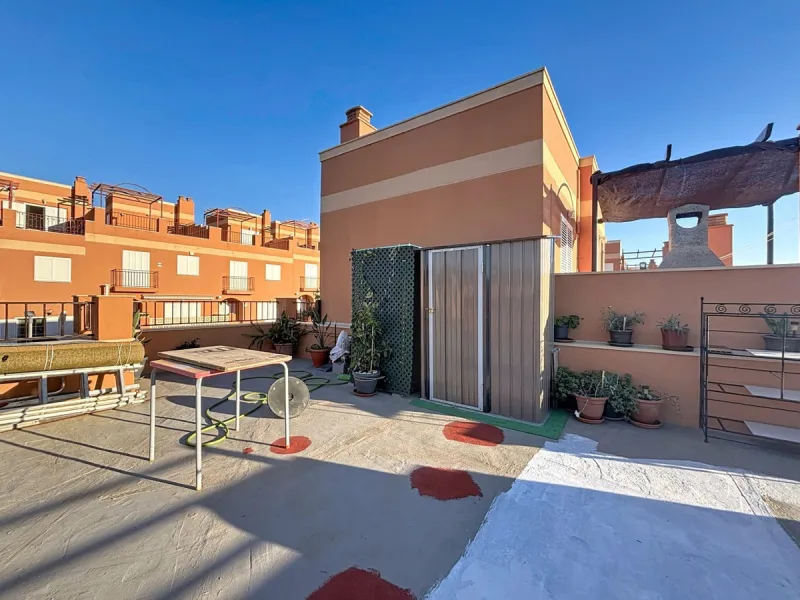This cosy townhouse in Valleniza combines comfort, light and stunning panoramic views of the mountains and the sea. The house has 3 bedrooms and 2 full bathrooms, offering the perfect space for a family or for those looking for comfort and functionality. 