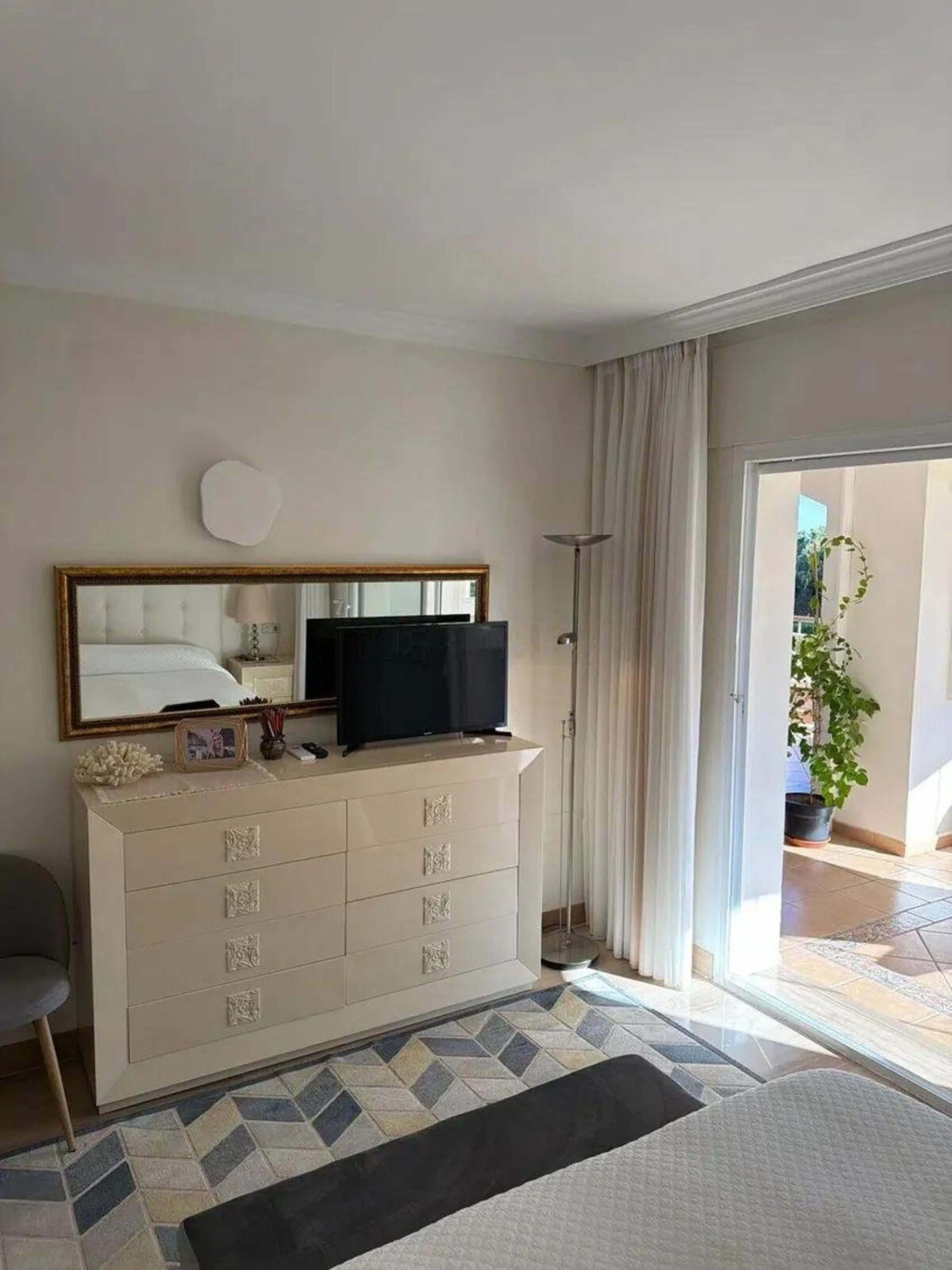 Elviria - Spacious 2-bedroom, 3-bathroom apartment with a floor area of 118.5 m², a large 61 m² terrace, and a separate laundry area. The property was completely renovated last year and is being sold fully furnished, including appliances.