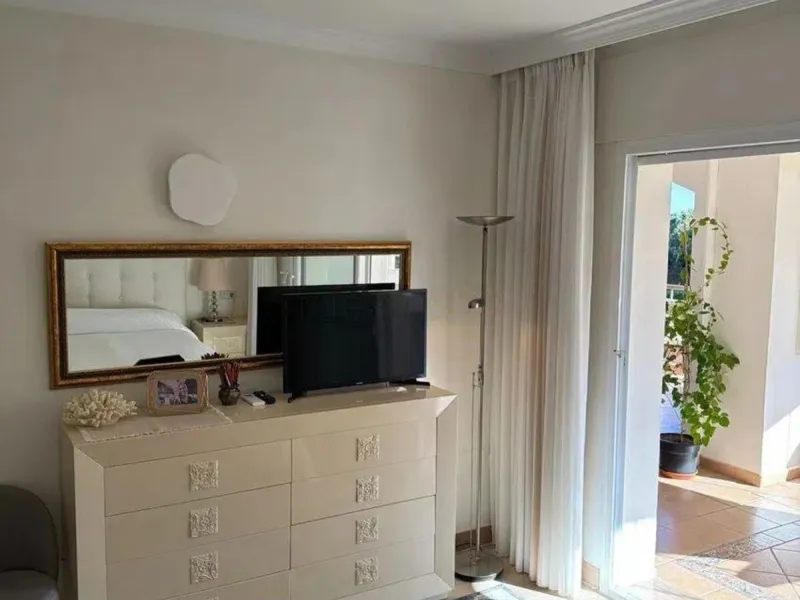 Elviria - Spacious 2-bedroom, 3-bathroom apartment with a floor area of 118.5 m², a large 61 m² terrace, and a separate laundry area. The property was completely renovated last year and is being sold fully furnished, including appliances.