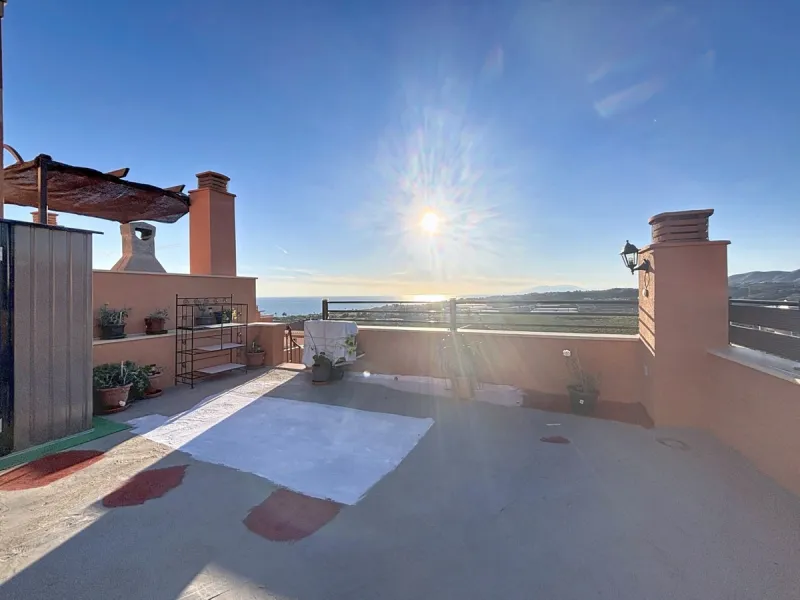 This cosy townhouse in Valleniza combines comfort, light and stunning panoramic views of the mountains and the sea. The house has 3 bedrooms and 2 full bathrooms, offering the perfect space for a family or for those looking for comfort and functionality. 