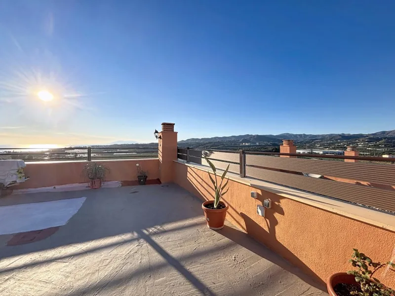 This cosy townhouse in Valleniza combines comfort, light and stunning panoramic views of the mountains and the sea. The house has 3 bedrooms and 2 full bathrooms, offering the perfect space for a family or for those looking for comfort and functionality. 