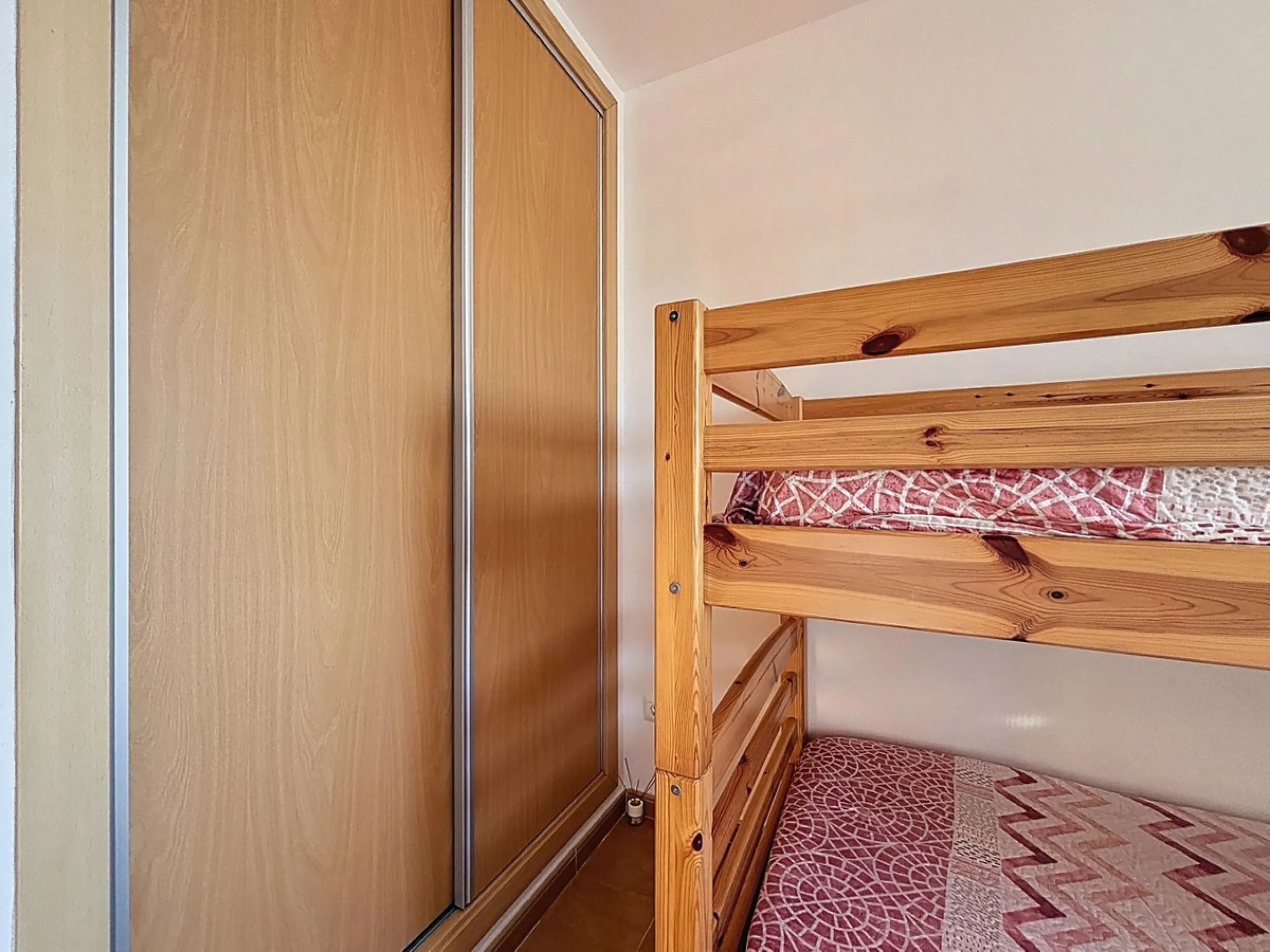This cosy townhouse in Valleniza combines comfort, light and stunning panoramic views of the mountains and the sea. The house has 3 bedrooms and 2 full bathrooms, offering the perfect space for a family or for those looking for comfort and functionality. 