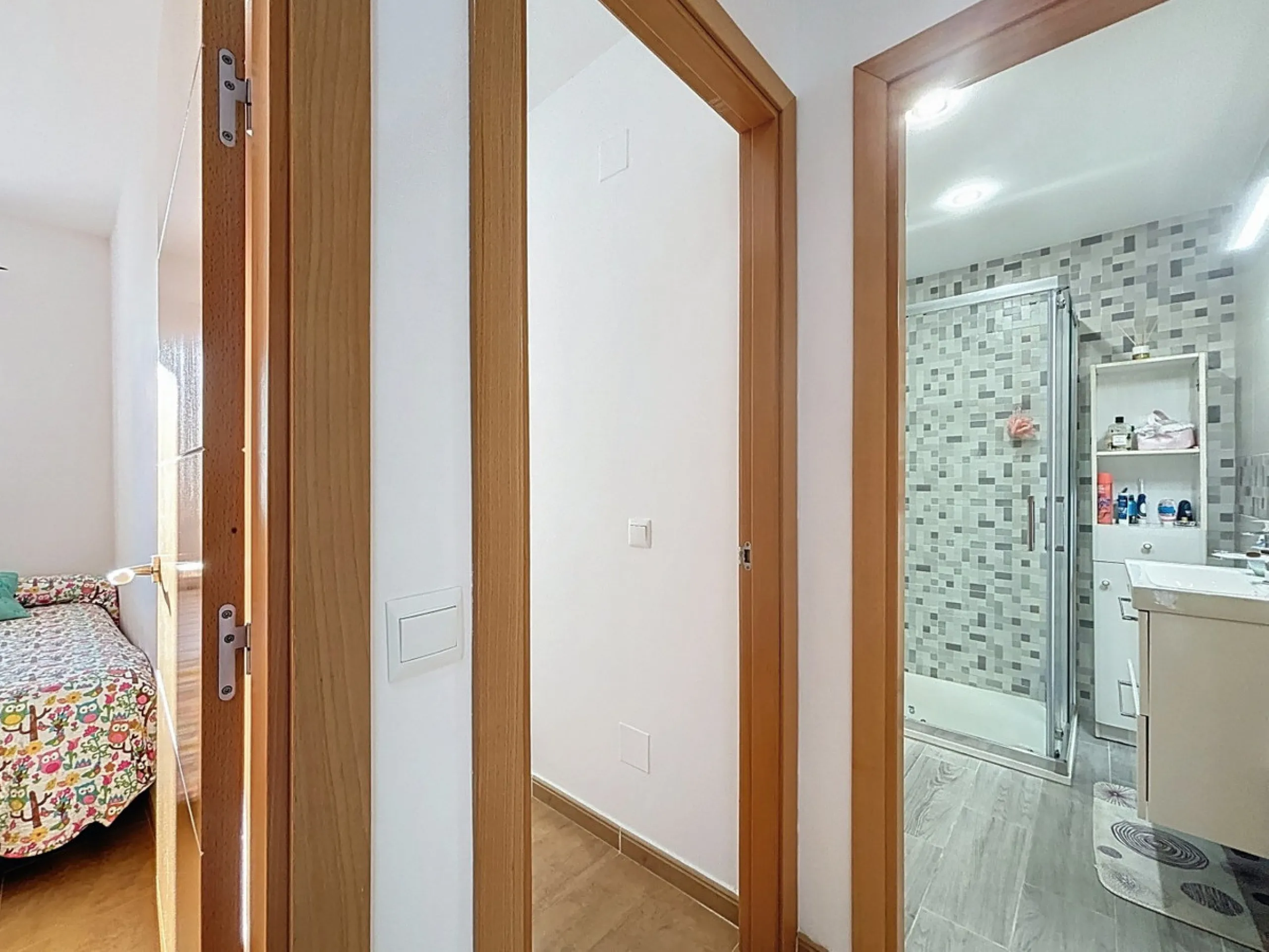 This cosy townhouse in Valleniza combines comfort, light and stunning panoramic views of the mountains and the sea. The house has 3 bedrooms and 2 full bathrooms, offering the perfect space for a family or for those looking for comfort and functionality. 