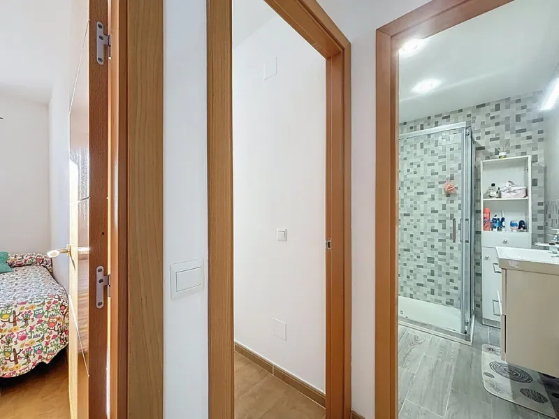 This cosy townhouse in Valleniza combines comfort, light and stunning panoramic views of the mountains and the sea. The house has 3 bedrooms and 2 full bathrooms, offering the perfect space for a family or for those looking for comfort and functionality. 