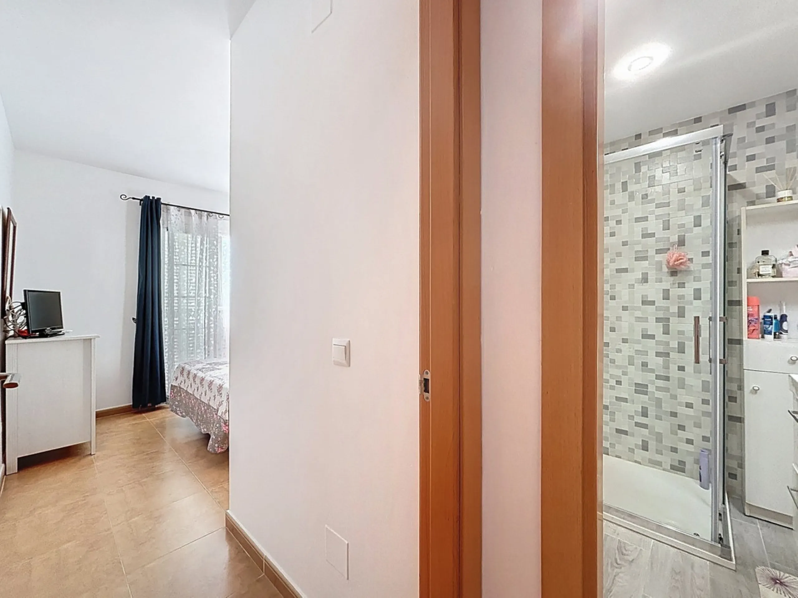 This cosy townhouse in Valleniza combines comfort, light and stunning panoramic views of the mountains and the sea. The house has 3 bedrooms and 2 full bathrooms, offering the perfect space for a family or for those looking for comfort and functionality. 