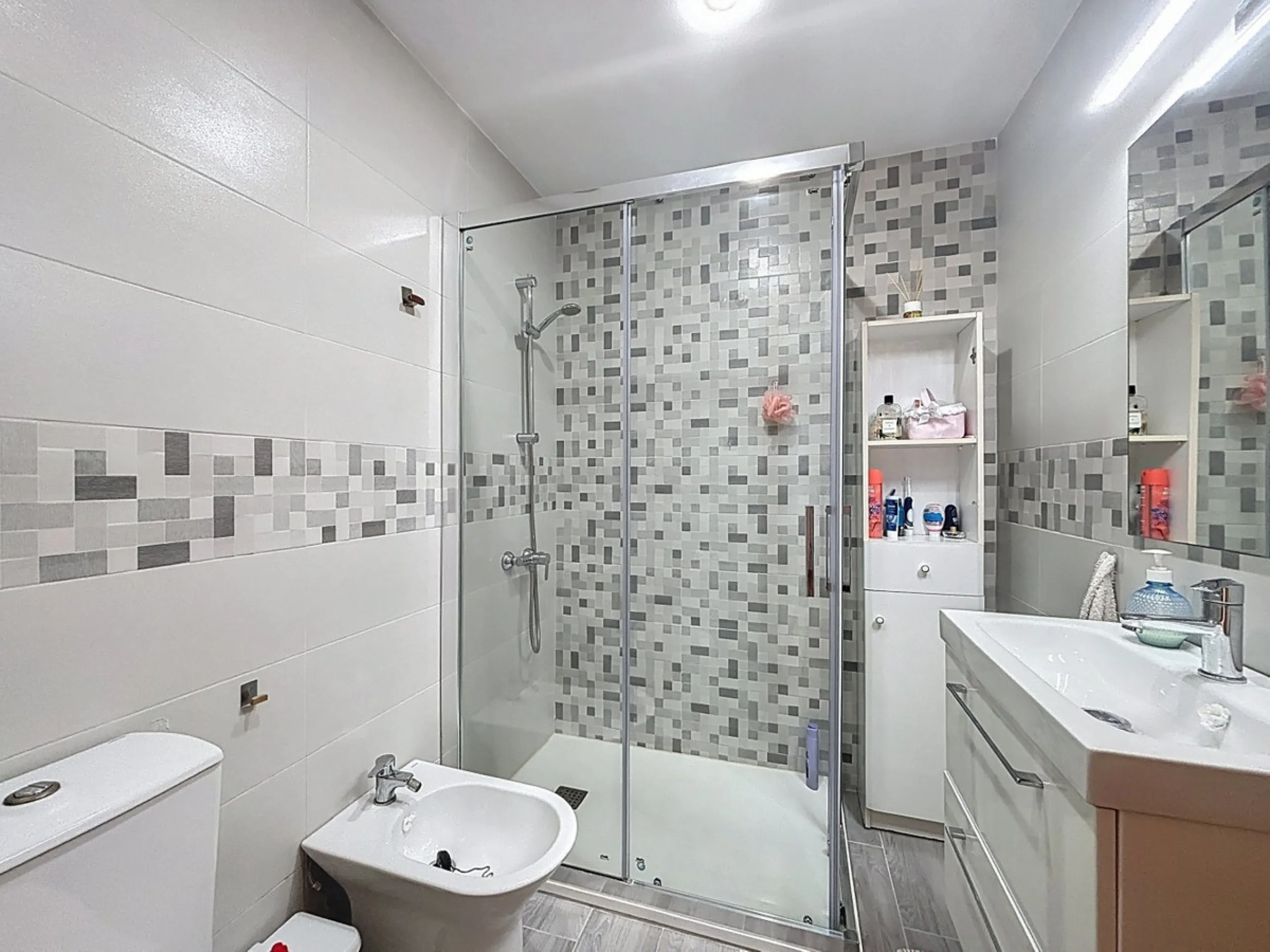 This cosy townhouse in Valleniza combines comfort, light and stunning panoramic views of the mountains and the sea. The house has 3 bedrooms and 2 full bathrooms, offering the perfect space for a family or for those looking for comfort and functionality. 