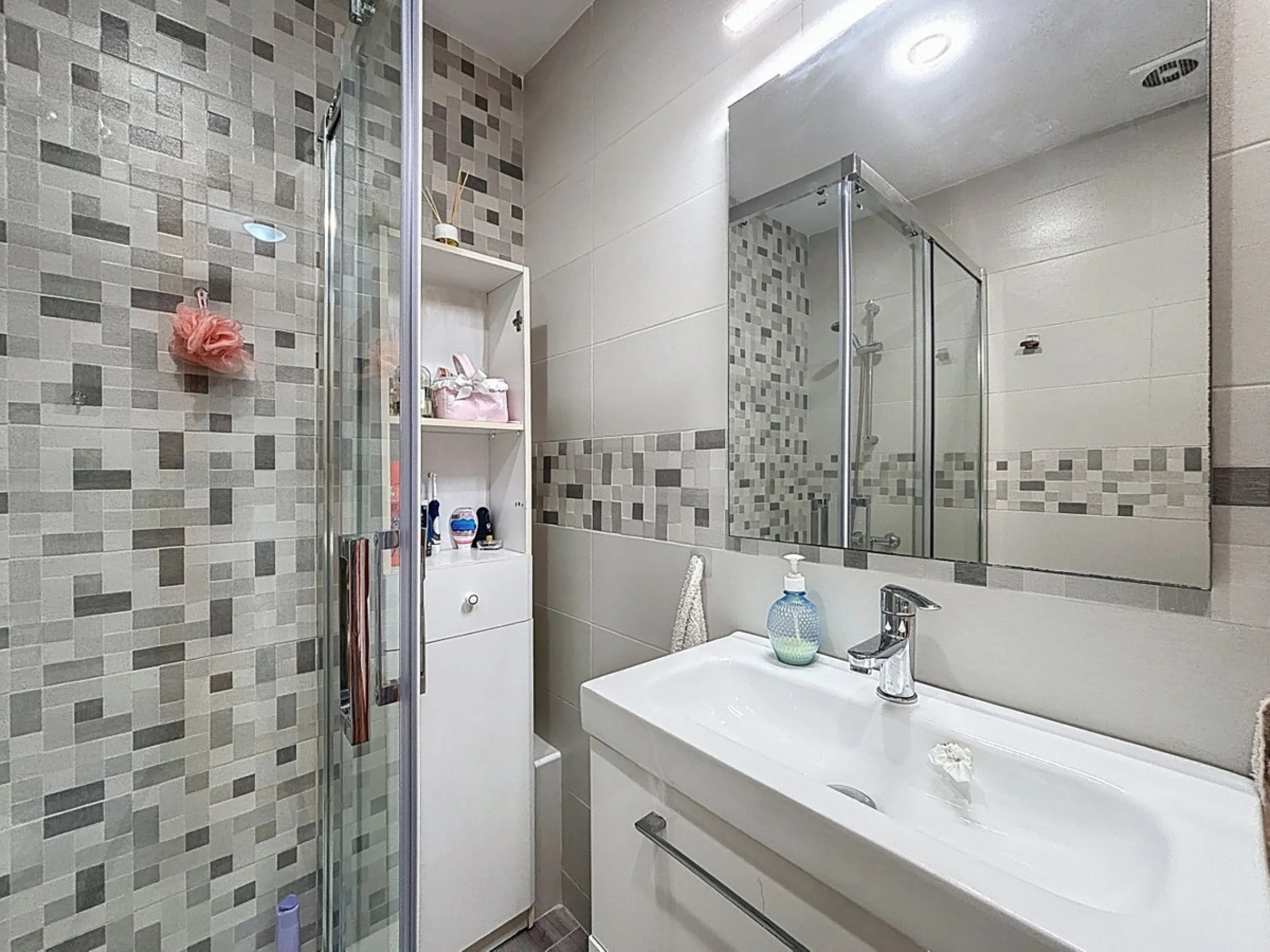 This cosy townhouse in Valleniza combines comfort, light and stunning panoramic views of the mountains and the sea. The house has 3 bedrooms and 2 full bathrooms, offering the perfect space for a family or for those looking for comfort and functionality. 