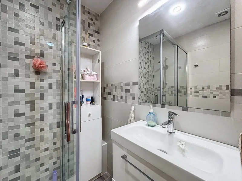 This cosy townhouse in Valleniza combines comfort, light and stunning panoramic views of the mountains and the sea. The house has 3 bedrooms and 2 full bathrooms, offering the perfect space for a family or for those looking for comfort and functionality. 