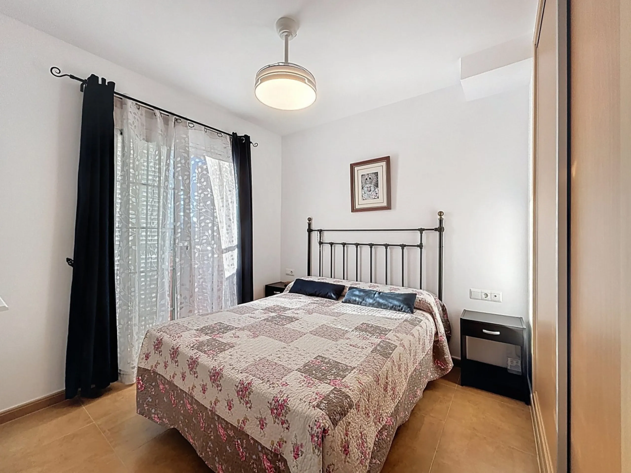 This cosy townhouse in Valleniza combines comfort, light and stunning panoramic views of the mountains and the sea. The house has 3 bedrooms and 2 full bathrooms, offering the perfect space for a family or for those looking for comfort and functionality. 