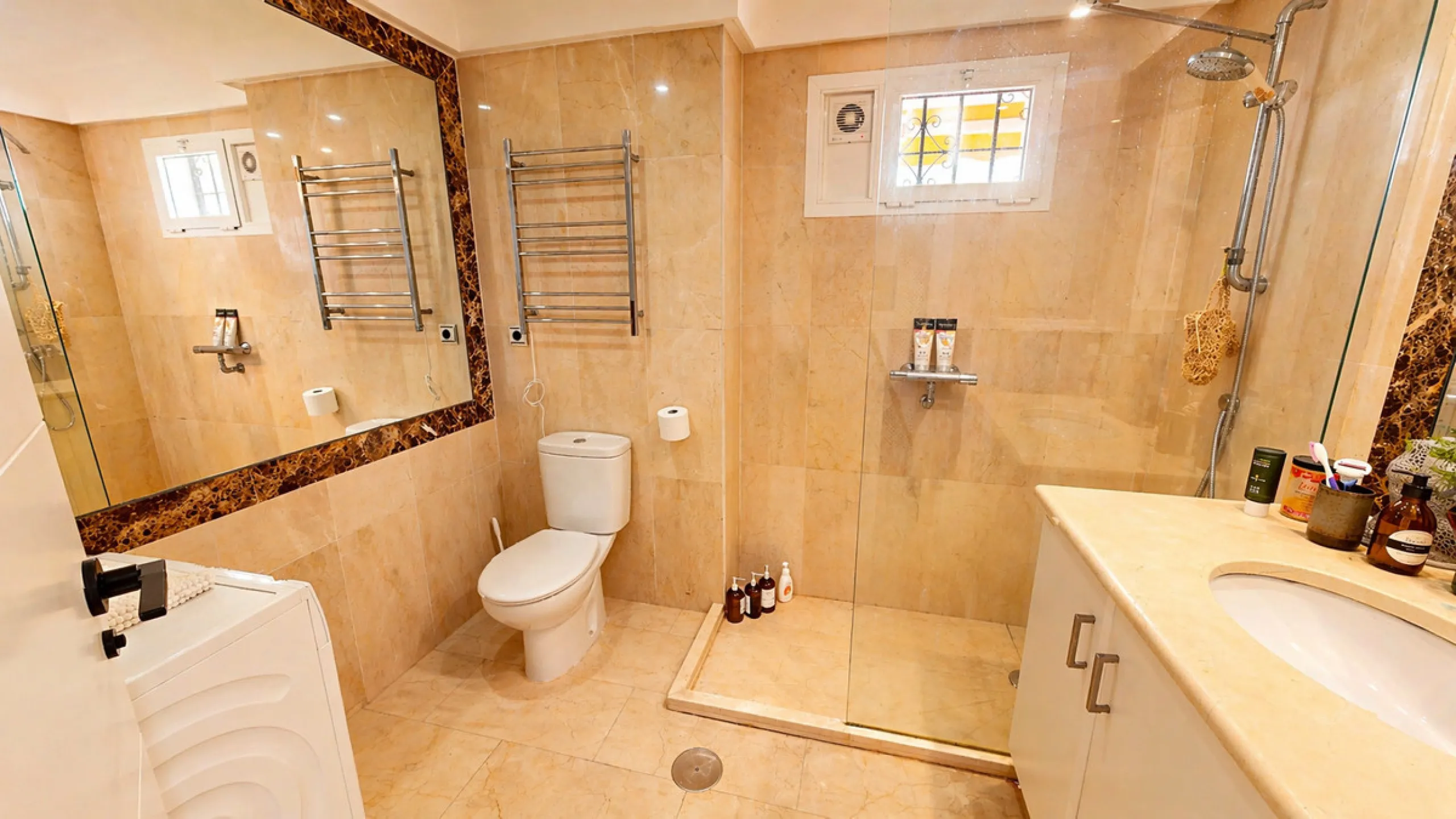Beautiful apartment located in the sought-after area of Atalaya, Estepona—ideal as a permanent residence or a smart investment opportunity. The property features 2 spacious bedrooms, 1 bathroom, and 1 en-suite bathroom, with an east-facing orientation tha