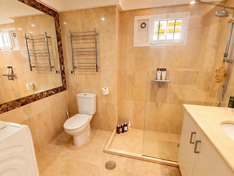 Beautiful apartment located in the sought-after area of Atalaya, Estepona—ideal as a permanent residence or a smart investment opportunity. The property features 2 spacious bedrooms, 1 bathroom, and 1 en-suite bathroom, with an east-facing orientation tha