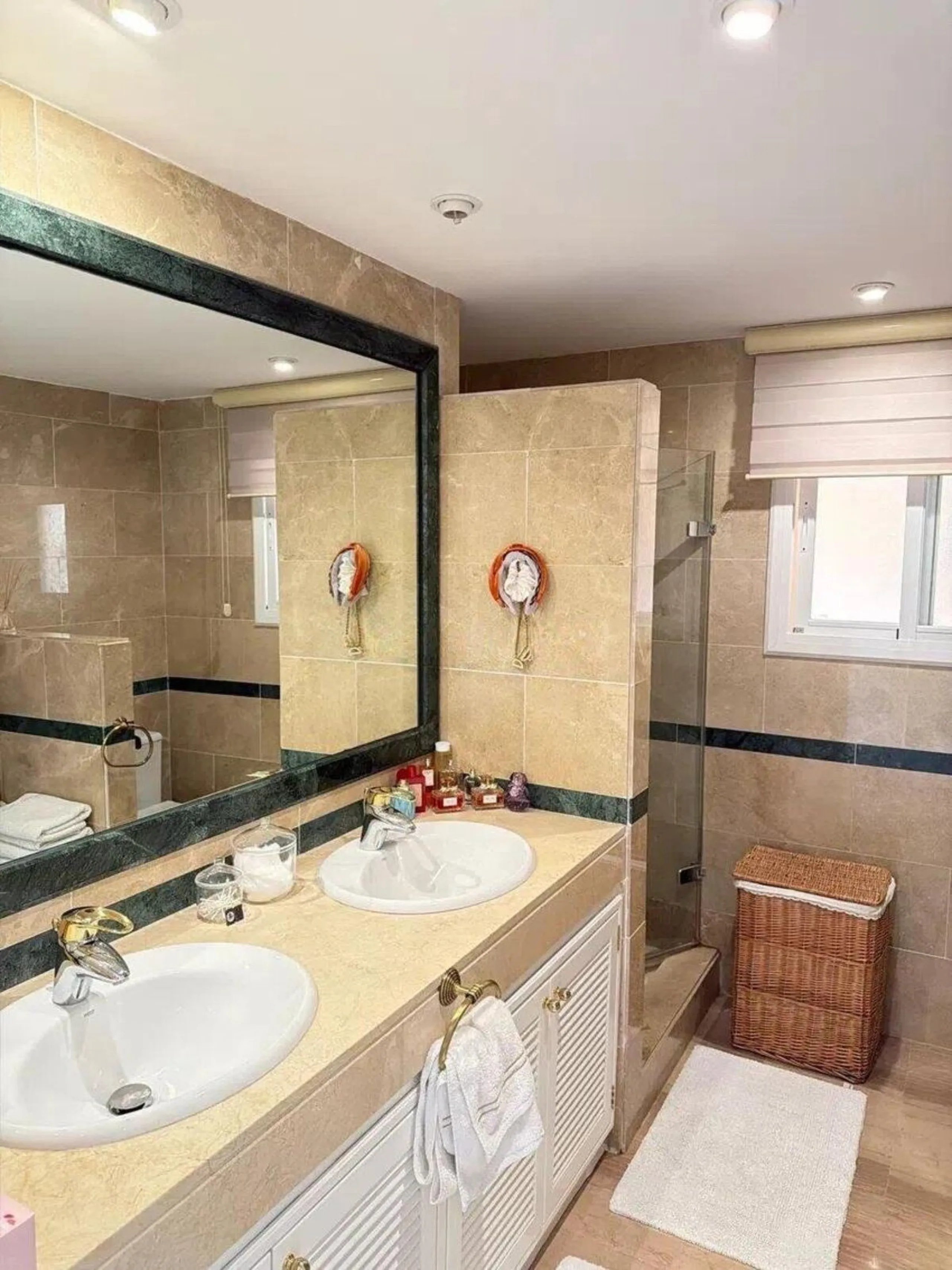 Elviria - Spacious 2-bedroom, 3-bathroom apartment with a floor area of 118.5 m², a large 61 m² terrace, and a separate laundry area. The property was completely renovated last year and is being sold fully furnished, including appliances.