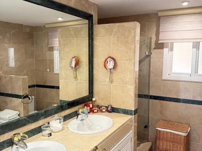 Elviria - Spacious 2-bedroom, 3-bathroom apartment with a floor area of 118.5 m², a large 61 m² terrace, and a separate laundry area. The property was completely renovated last year and is being sold fully furnished, including appliances.