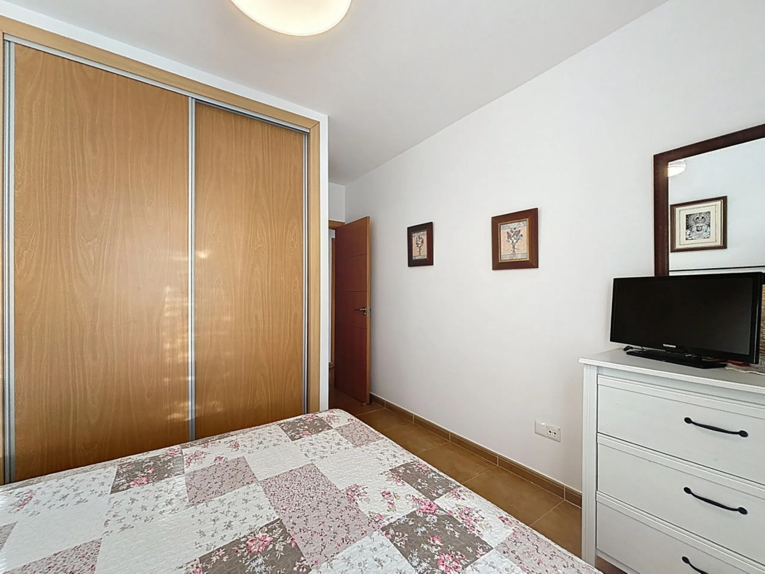 This cosy townhouse in Valleniza combines comfort, light and stunning panoramic views of the mountains and the sea. The house has 3 bedrooms and 2 full bathrooms, offering the perfect space for a family or for those looking for comfort and functionality. 