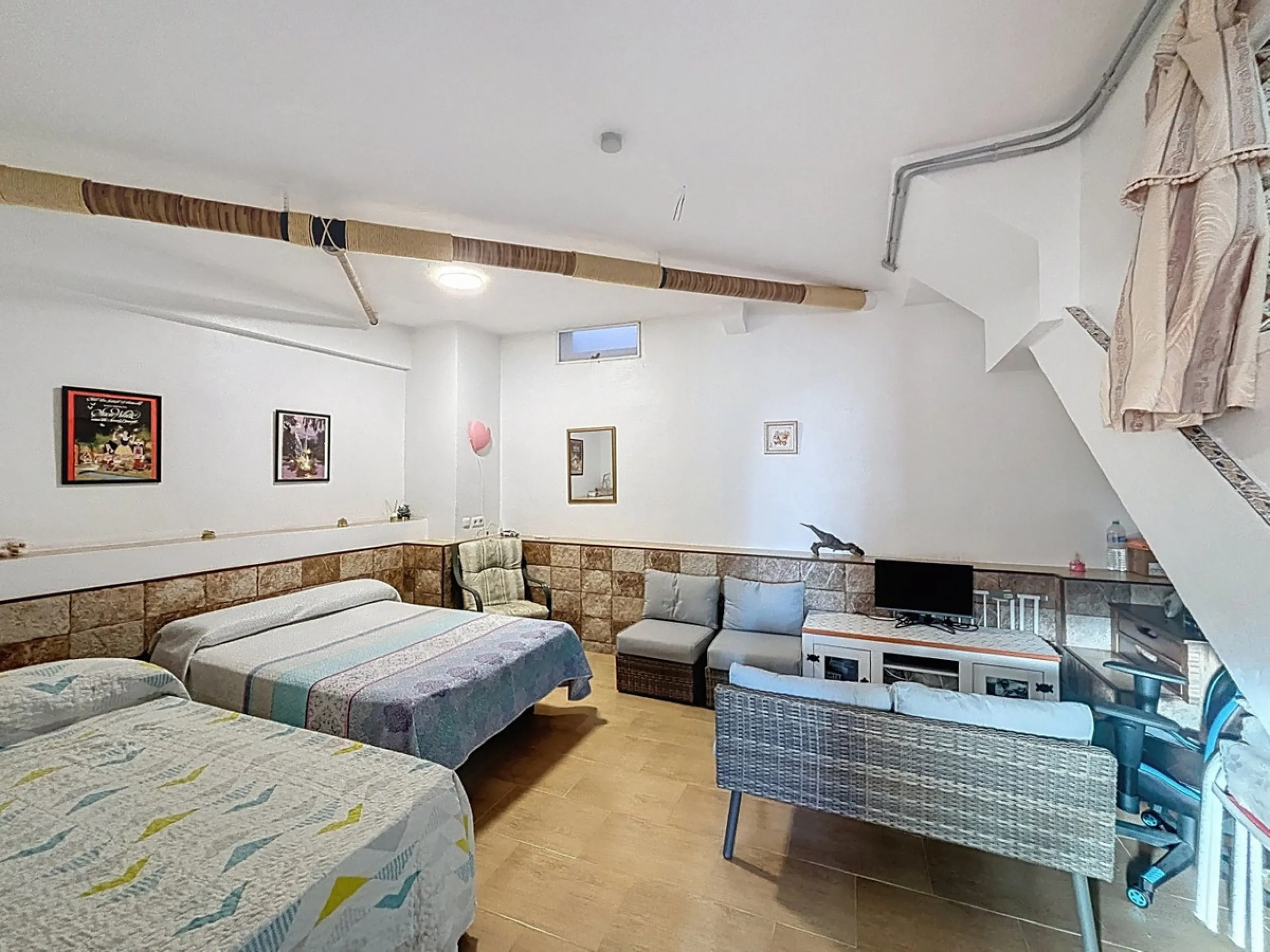 This cosy townhouse in Valleniza combines comfort, light and stunning panoramic views of the mountains and the sea. The house has 3 bedrooms and 2 full bathrooms, offering the perfect space for a family or for those looking for comfort and functionality. 