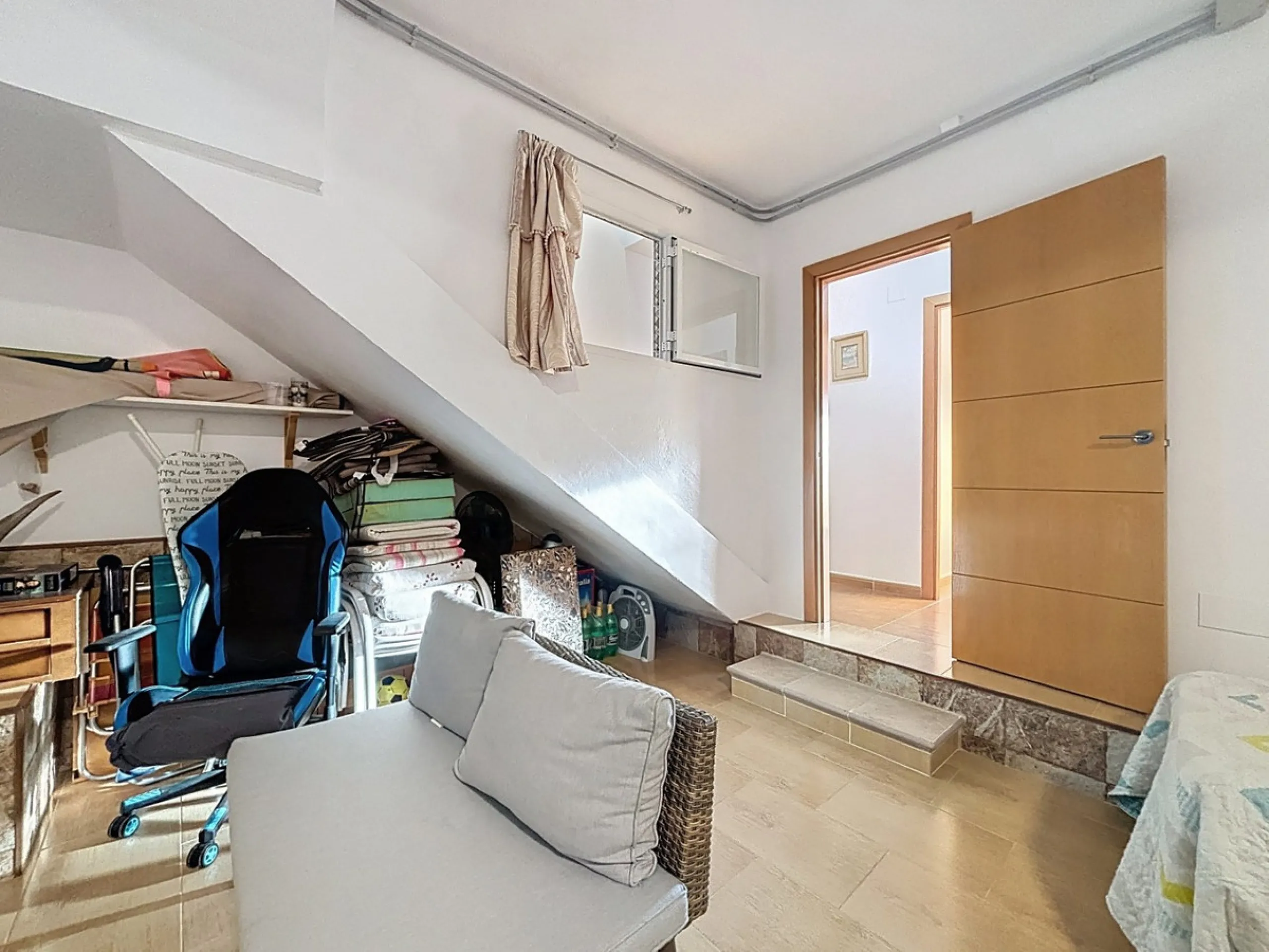 This cosy townhouse in Valleniza combines comfort, light and stunning panoramic views of the mountains and the sea. The house has 3 bedrooms and 2 full bathrooms, offering the perfect space for a family or for those looking for comfort and functionality. 