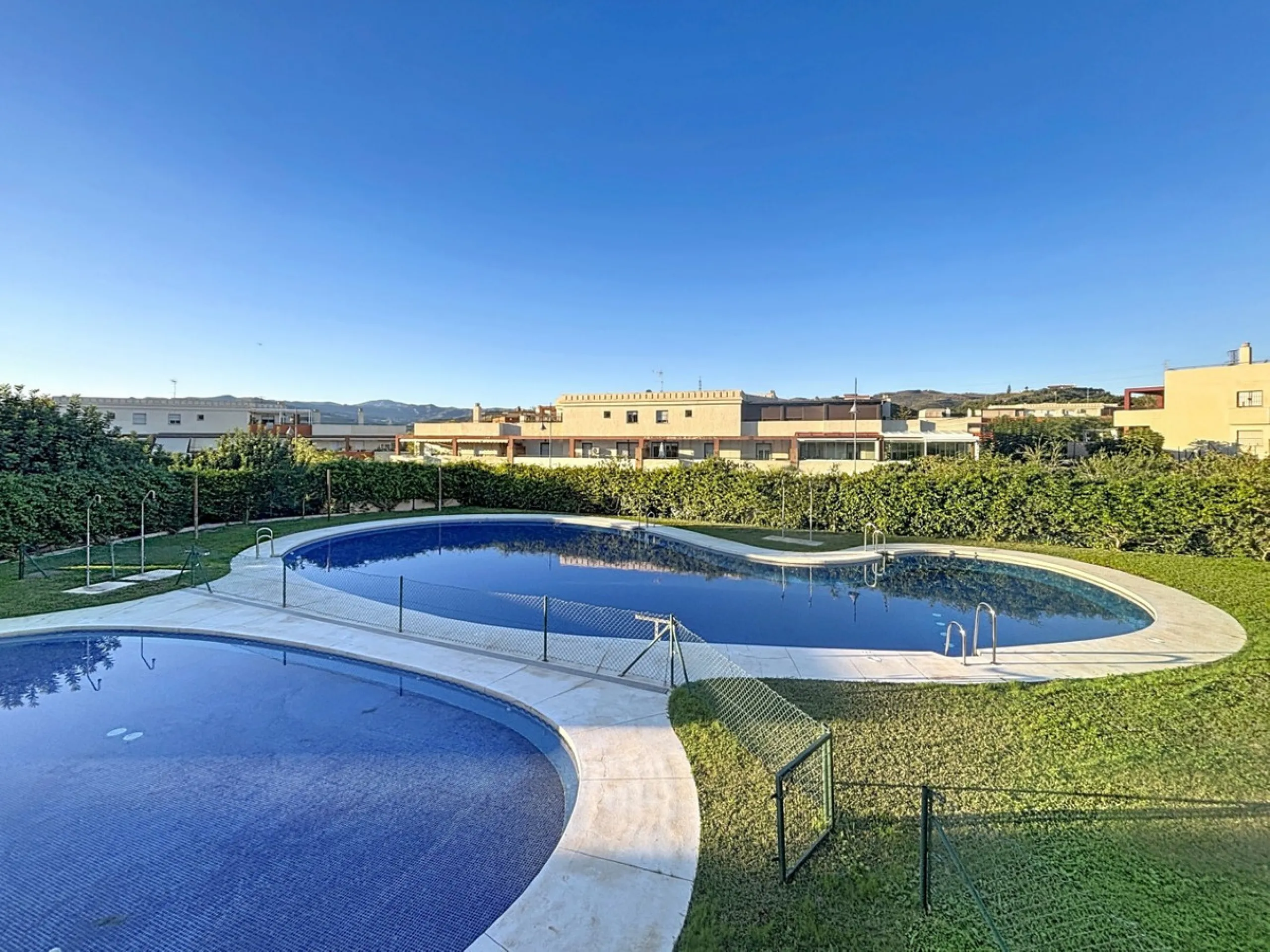 This cosy townhouse in Valleniza combines comfort, light and stunning panoramic views of the mountains and the sea. The house has 3 bedrooms and 2 full bathrooms, offering the perfect space for a family or for those looking for comfort and functionality. 