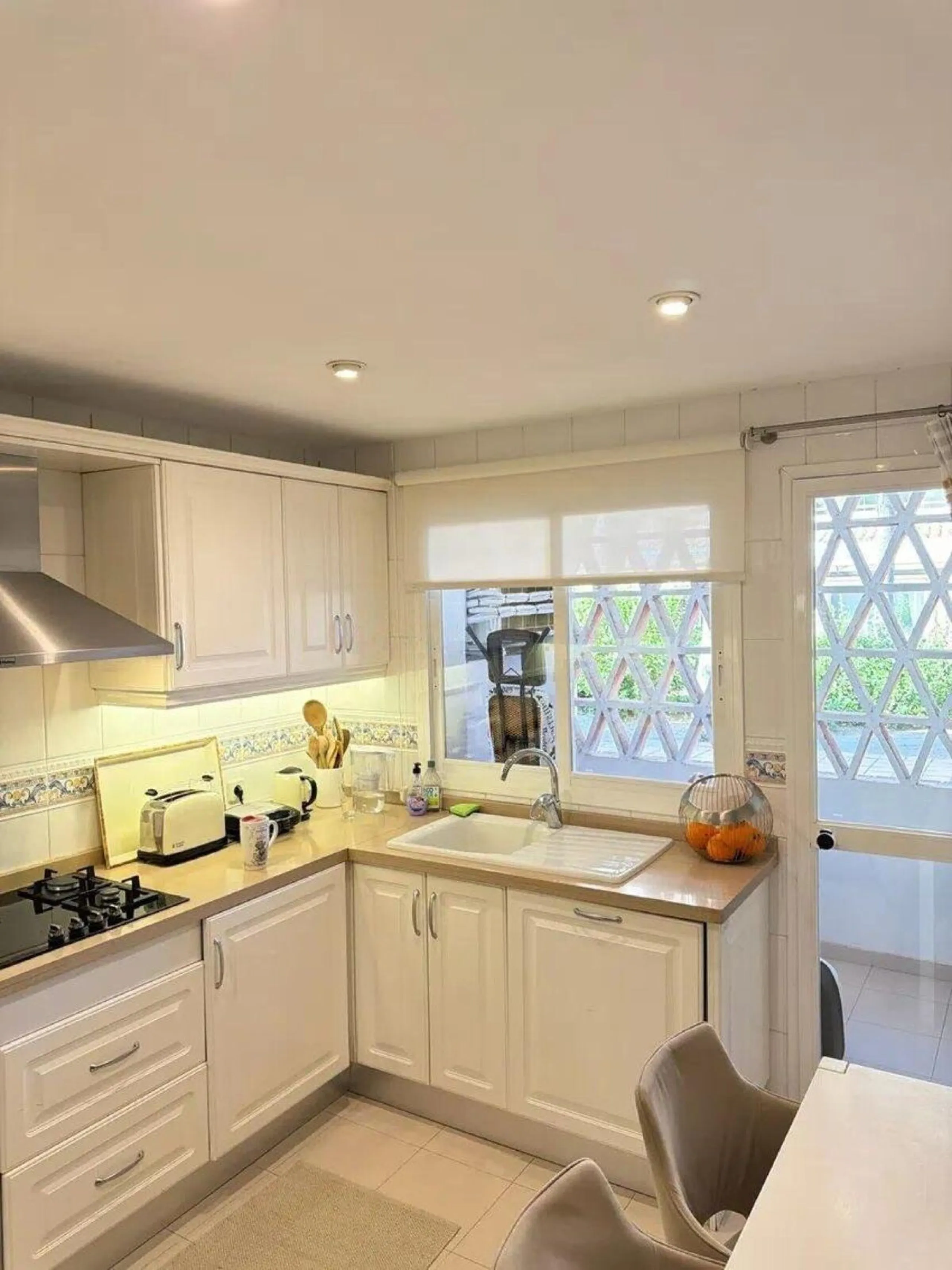 Elviria - Spacious 2-bedroom, 3-bathroom apartment with a floor area of 118.5 m², a large 61 m² terrace, and a separate laundry area. The property was completely renovated last year and is being sold fully furnished, including appliances.