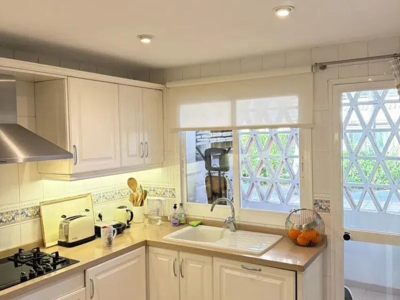 Elviria - Spacious 2-bedroom, 3-bathroom apartment with a floor area of 118.5 m², a large 61 m² terrace, and a separate laundry area. The property was completely renovated last year and is being sold fully furnished, including appliances.
