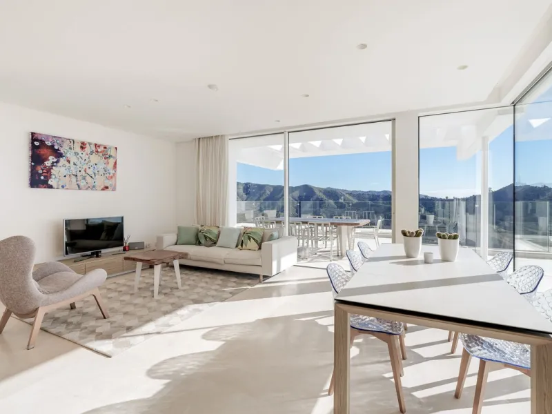 This stylish three-bedroom duplex penthouse in Palo Alto is perfectly positioned within the community, offering privacy, panoramic views and tons of space including over 240m2 of terraces!