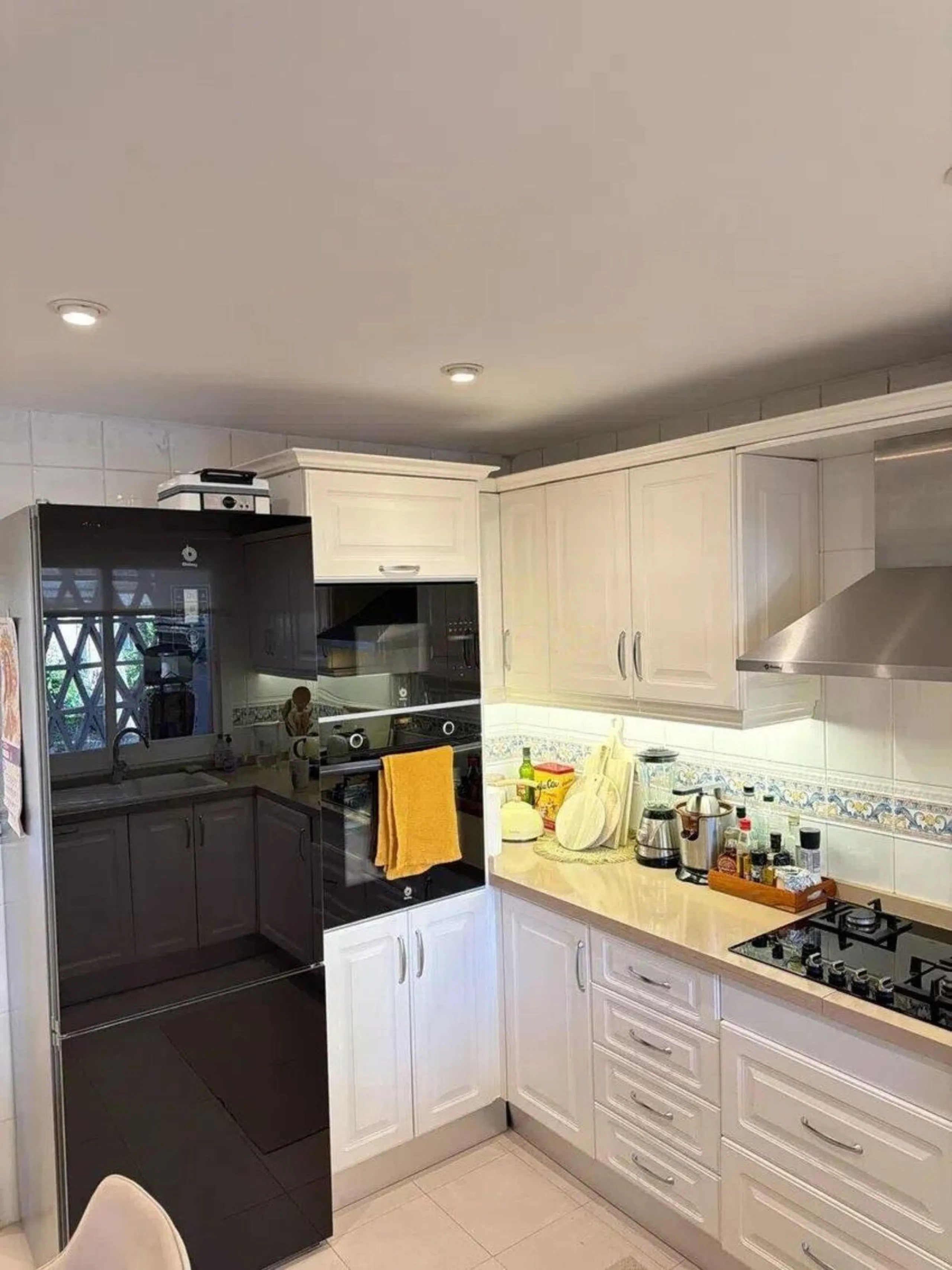 Elviria - Spacious 2-bedroom, 3-bathroom apartment with a floor area of 118.5 m², a large 61 m² terrace, and a separate laundry area. The property was completely renovated last year and is being sold fully furnished, including appliances.