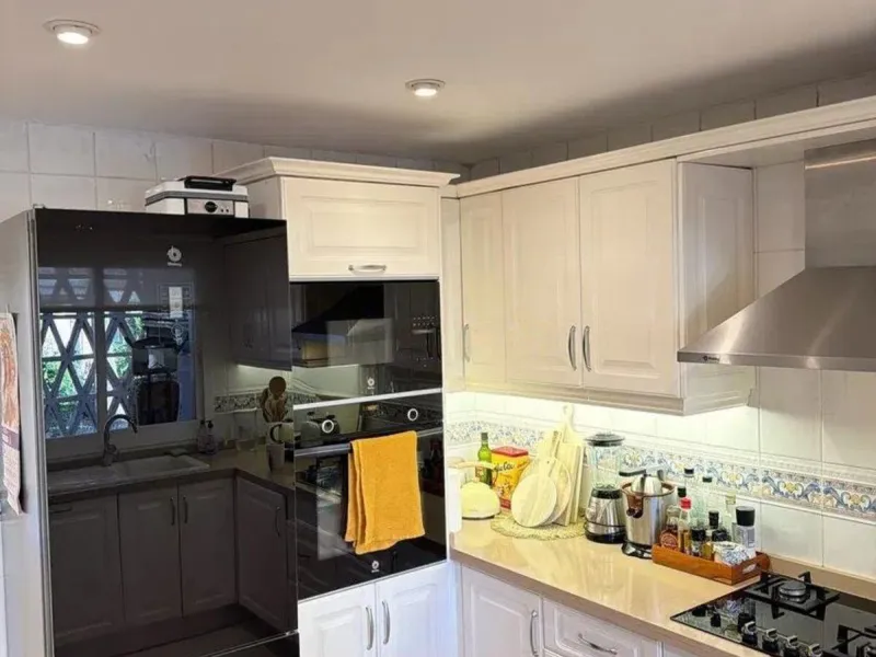 Elviria - Spacious 2-bedroom, 3-bathroom apartment with a floor area of 118.5 m², a large 61 m² terrace, and a separate laundry area. The property was completely renovated last year and is being sold fully furnished, including appliances.