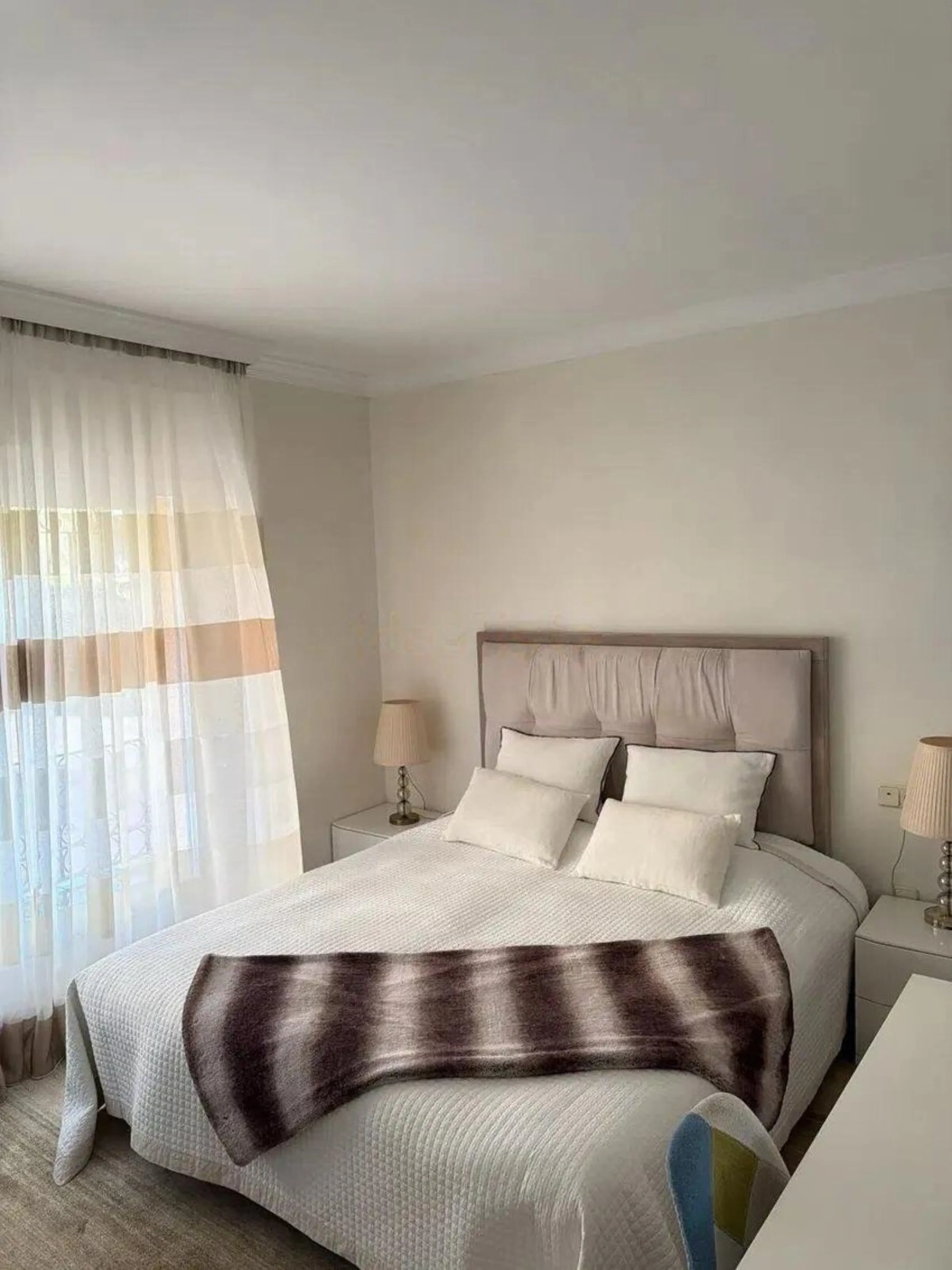 Elviria - Spacious 2-bedroom, 3-bathroom apartment with a floor area of 118.5 m², a large 61 m² terrace, and a separate laundry area. The property was completely renovated last year and is being sold fully furnished, including appliances.