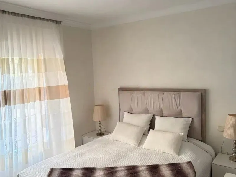 Elviria - Spacious 2-bedroom, 3-bathroom apartment with a floor area of 118.5 m², a large 61 m² terrace, and a separate laundry area. The property was completely renovated last year and is being sold fully furnished, including appliances.