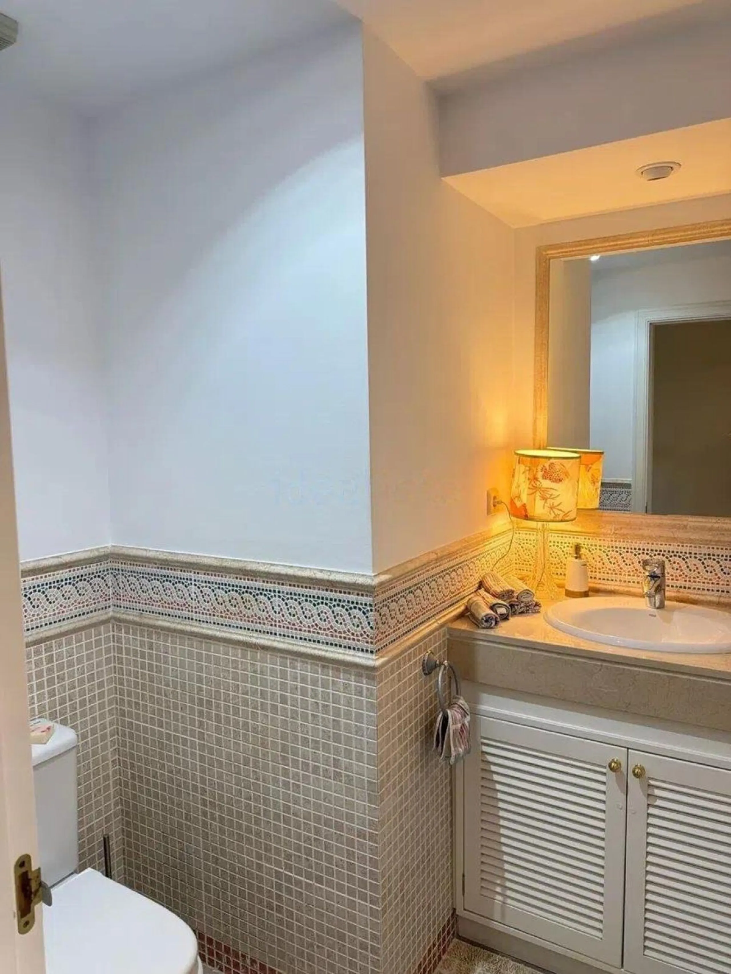 Elviria - Spacious 2-bedroom, 3-bathroom apartment with a floor area of 118.5 m², a large 61 m² terrace, and a separate laundry area. The property was completely renovated last year and is being sold fully furnished, including appliances.