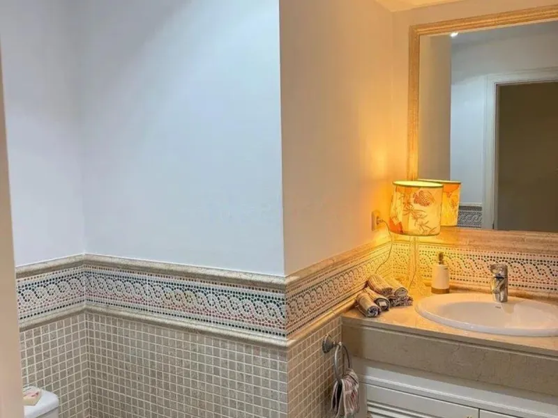 Elviria - Spacious 2-bedroom, 3-bathroom apartment with a floor area of 118.5 m², a large 61 m² terrace, and a separate laundry area. The property was completely renovated last year and is being sold fully furnished, including appliances.