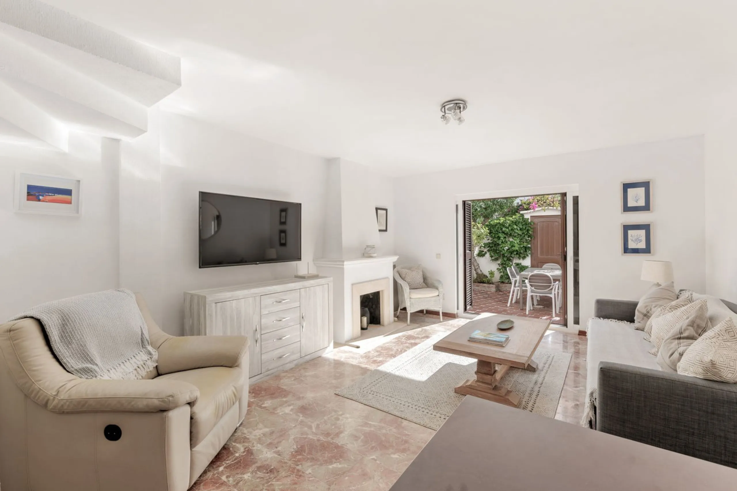 This well-presented two-bedroom townhouse sits in Villacana, a well-known beachfront community with a traditional Andalusian pueblo layout, calm pedestrian pathways, and plenty of greenery.
