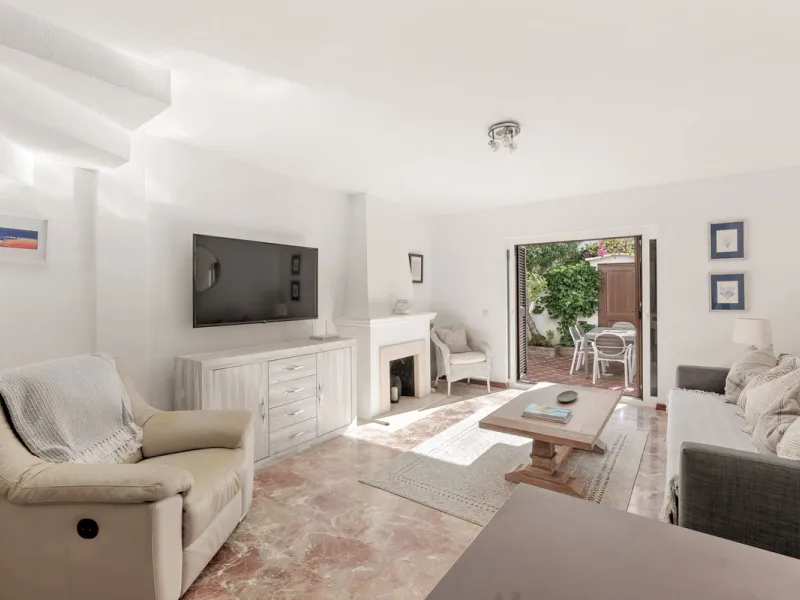This well-presented two-bedroom townhouse sits in Villacana, a well-known beachfront community with a traditional Andalusian pueblo layout, calm pedestrian pathways, and plenty of greenery.