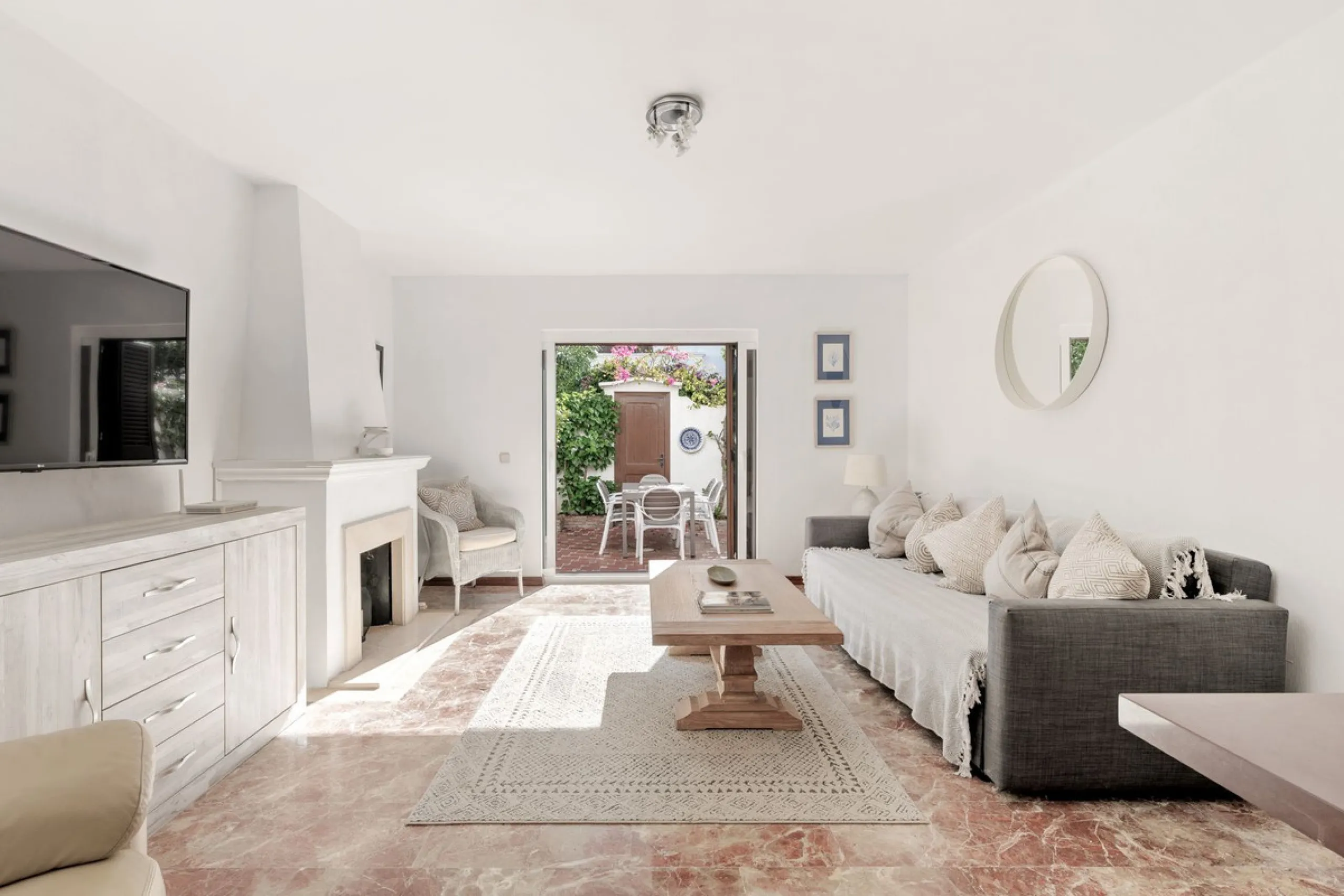 This well-presented two-bedroom townhouse sits in Villacana, a well-known beachfront community with a traditional Andalusian pueblo layout, calm pedestrian pathways, and plenty of greenery.
