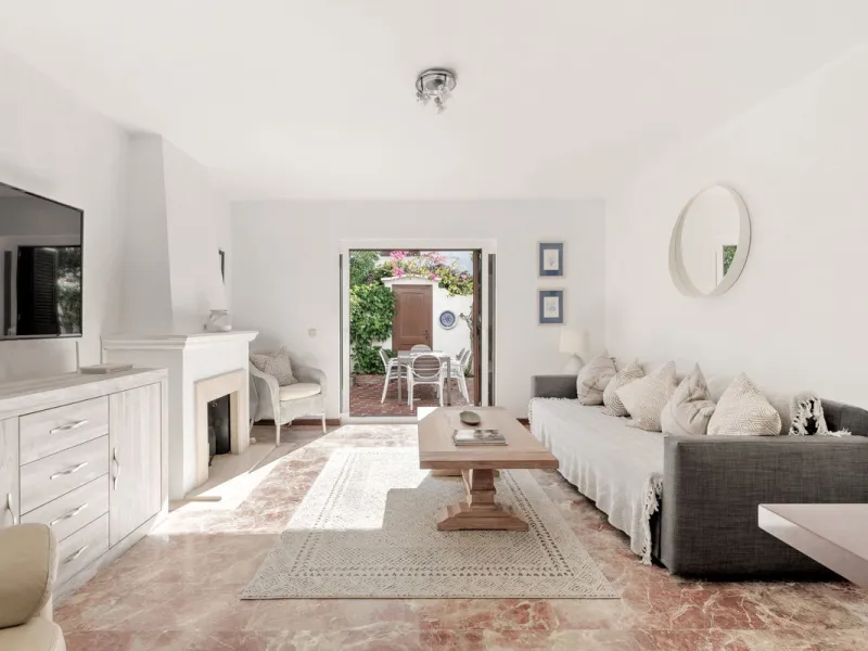 This well-presented two-bedroom townhouse sits in Villacana, a well-known beachfront community with a traditional Andalusian pueblo layout, calm pedestrian pathways, and plenty of greenery.
