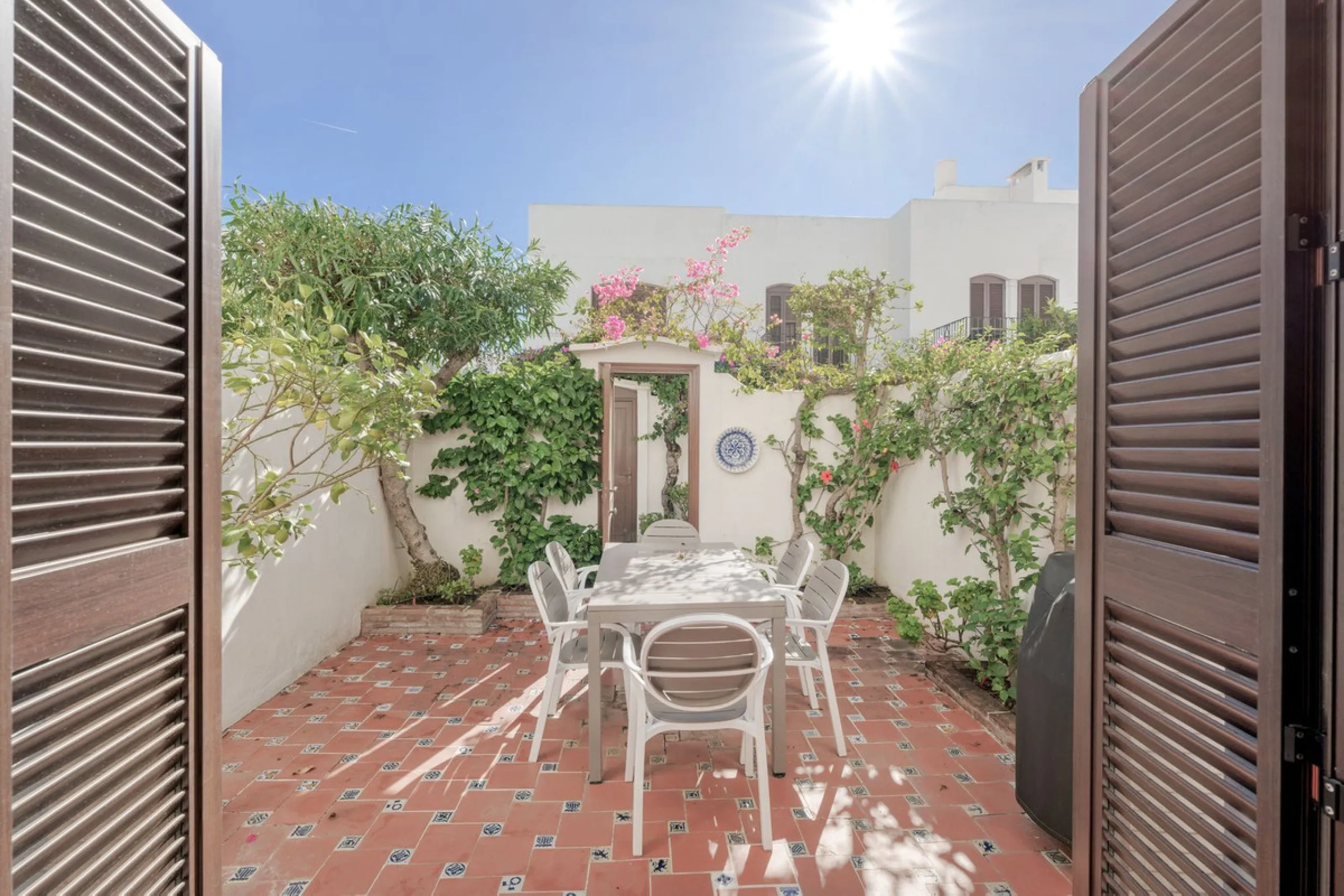 This well-presented two-bedroom townhouse sits in Villacana, a well-known beachfront community with a traditional Andalusian pueblo layout, calm pedestrian pathways, and plenty of greenery.