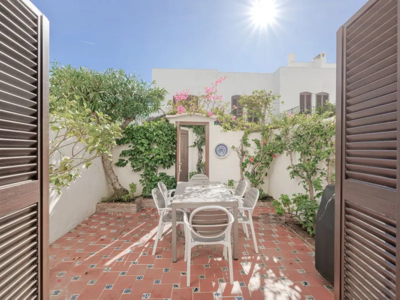 This well-presented two-bedroom townhouse sits in Villacana, a well-known beachfront community with a traditional Andalusian pueblo layout, calm pedestrian pathways, and plenty of greenery.