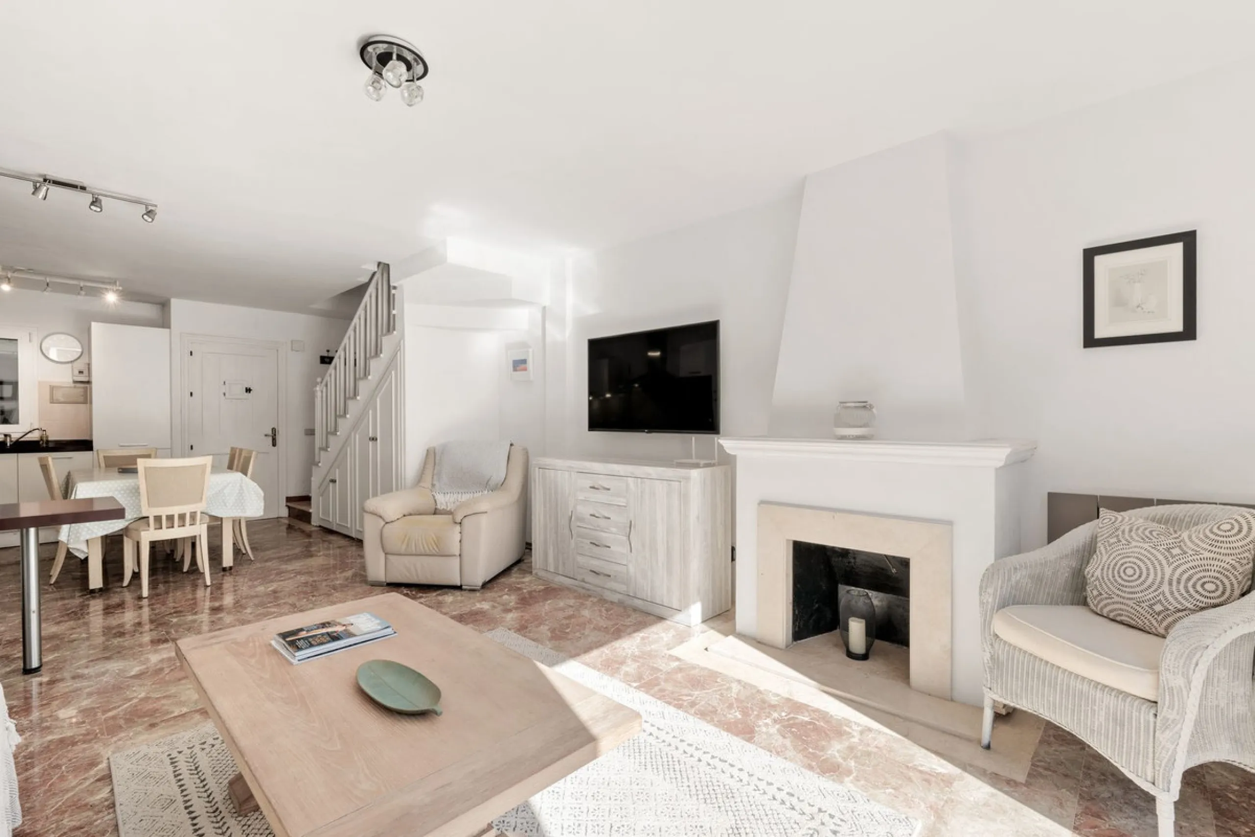 This well-presented two-bedroom townhouse sits in Villacana, a well-known beachfront community with a traditional Andalusian pueblo layout, calm pedestrian pathways, and plenty of greenery.