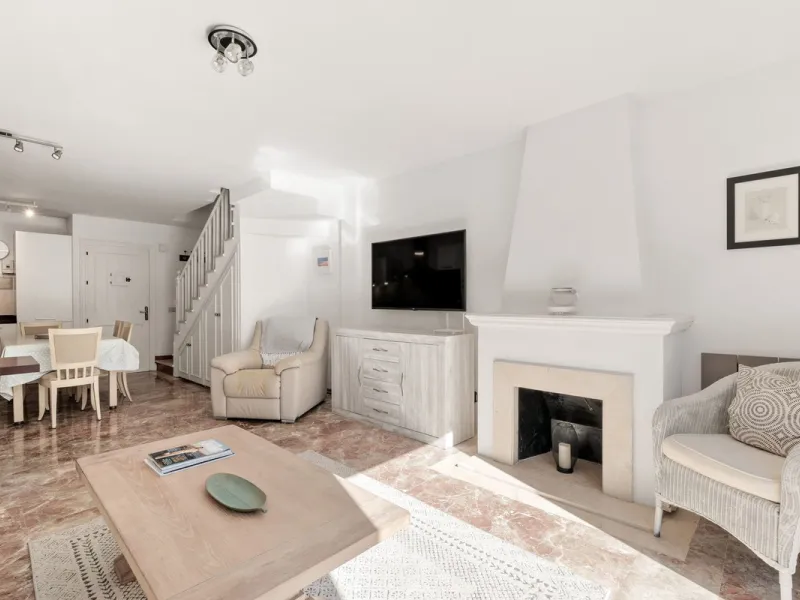 This well-presented two-bedroom townhouse sits in Villacana, a well-known beachfront community with a traditional Andalusian pueblo layout, calm pedestrian pathways, and plenty of greenery.