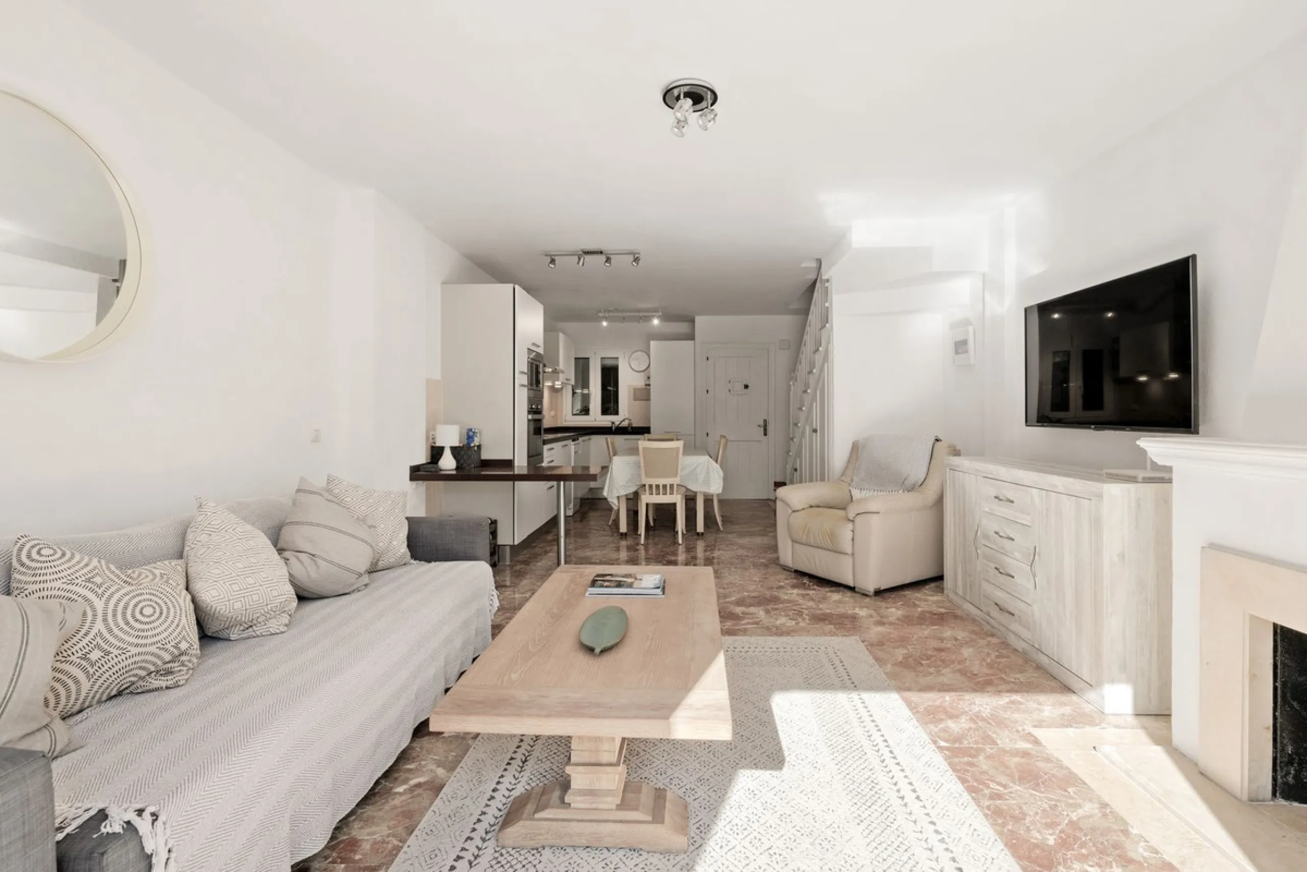 This well-presented two-bedroom townhouse sits in Villacana, a well-known beachfront community with a traditional Andalusian pueblo layout, calm pedestrian pathways, and plenty of greenery.