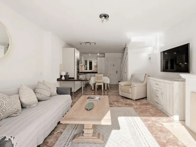 This well-presented two-bedroom townhouse sits in Villacana, a well-known beachfront community with a traditional Andalusian pueblo layout, calm pedestrian pathways, and plenty of greenery.