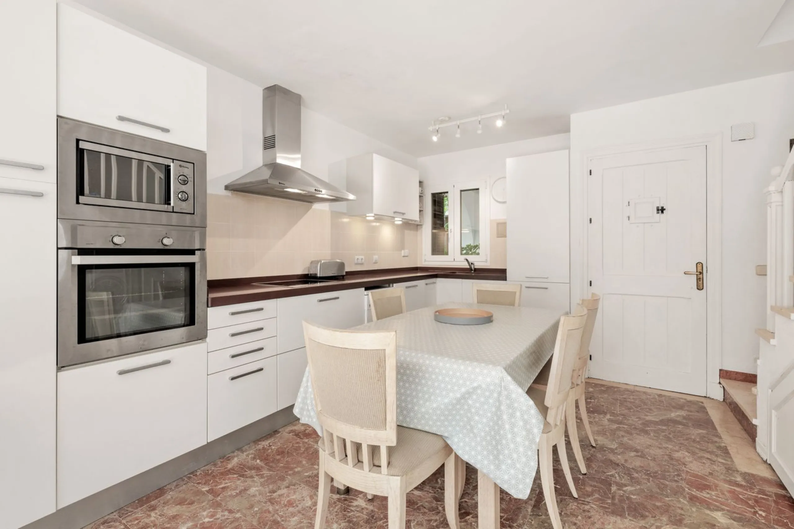 This well-presented two-bedroom townhouse sits in Villacana, a well-known beachfront community with a traditional Andalusian pueblo layout, calm pedestrian pathways, and plenty of greenery.